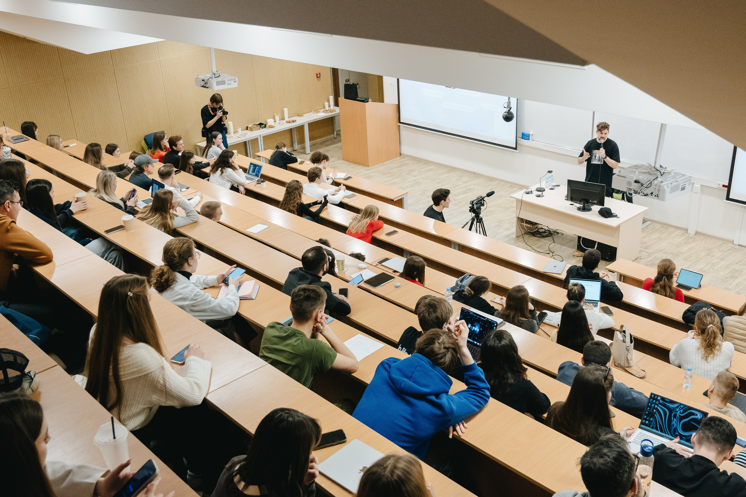 Встреча с Олегом Титовым, креативным продюсером Medium Quality. Даниил Сергеев: репортажный фотограф