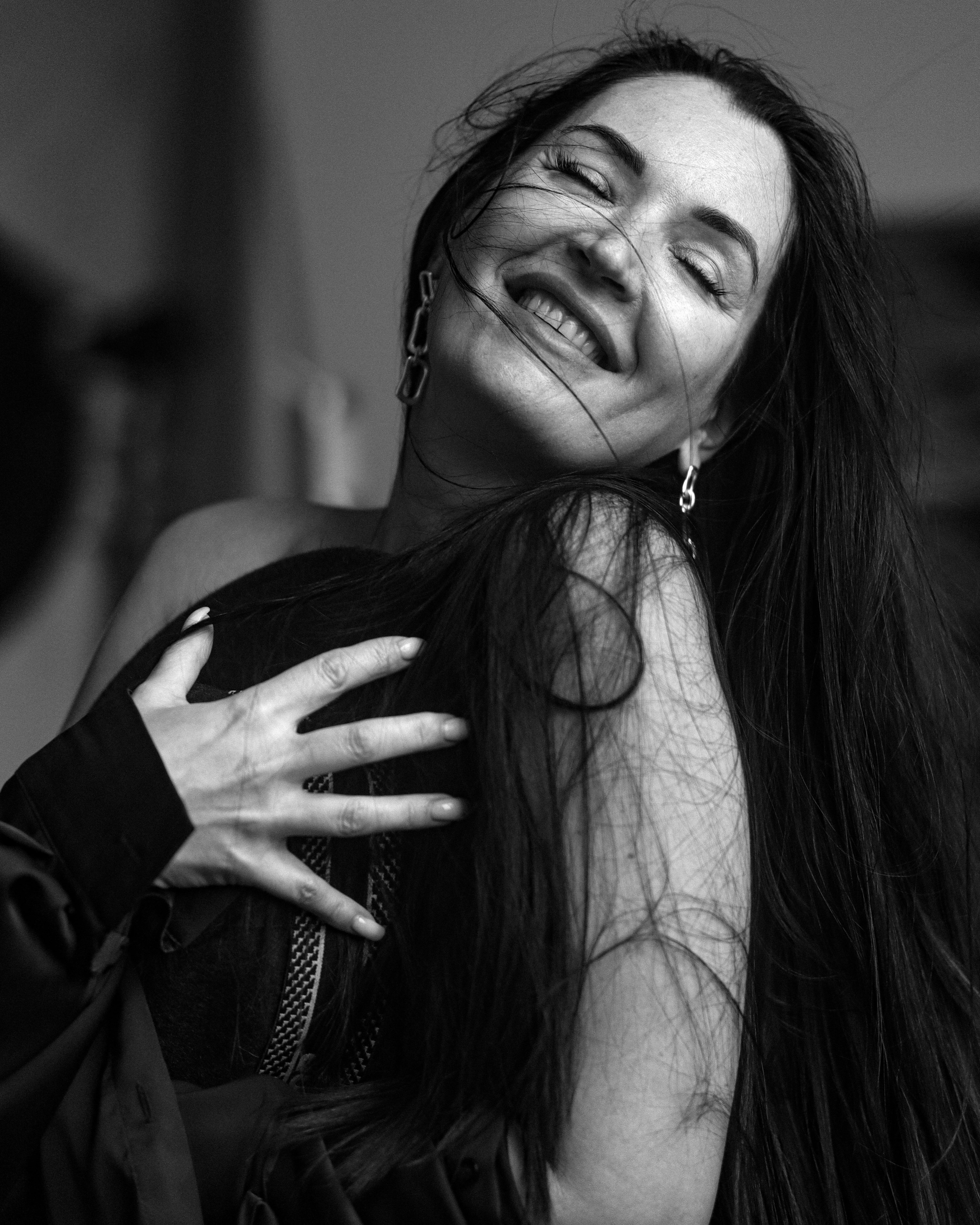 черно-белый портрет счастливой женщины 