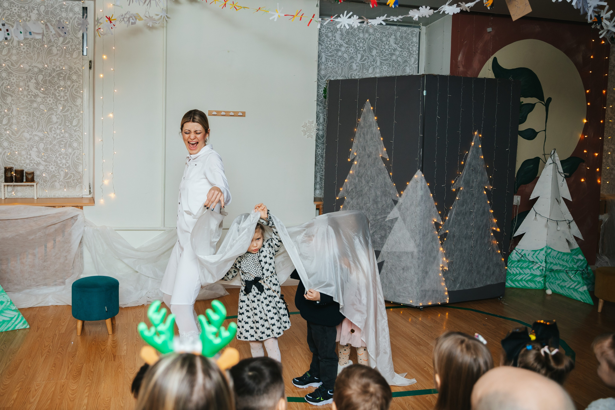 Новогодний утренник в Монтессори-садике. Семейный lifestyle фотограф в Санкт-Петербурге Людмила Пахомова