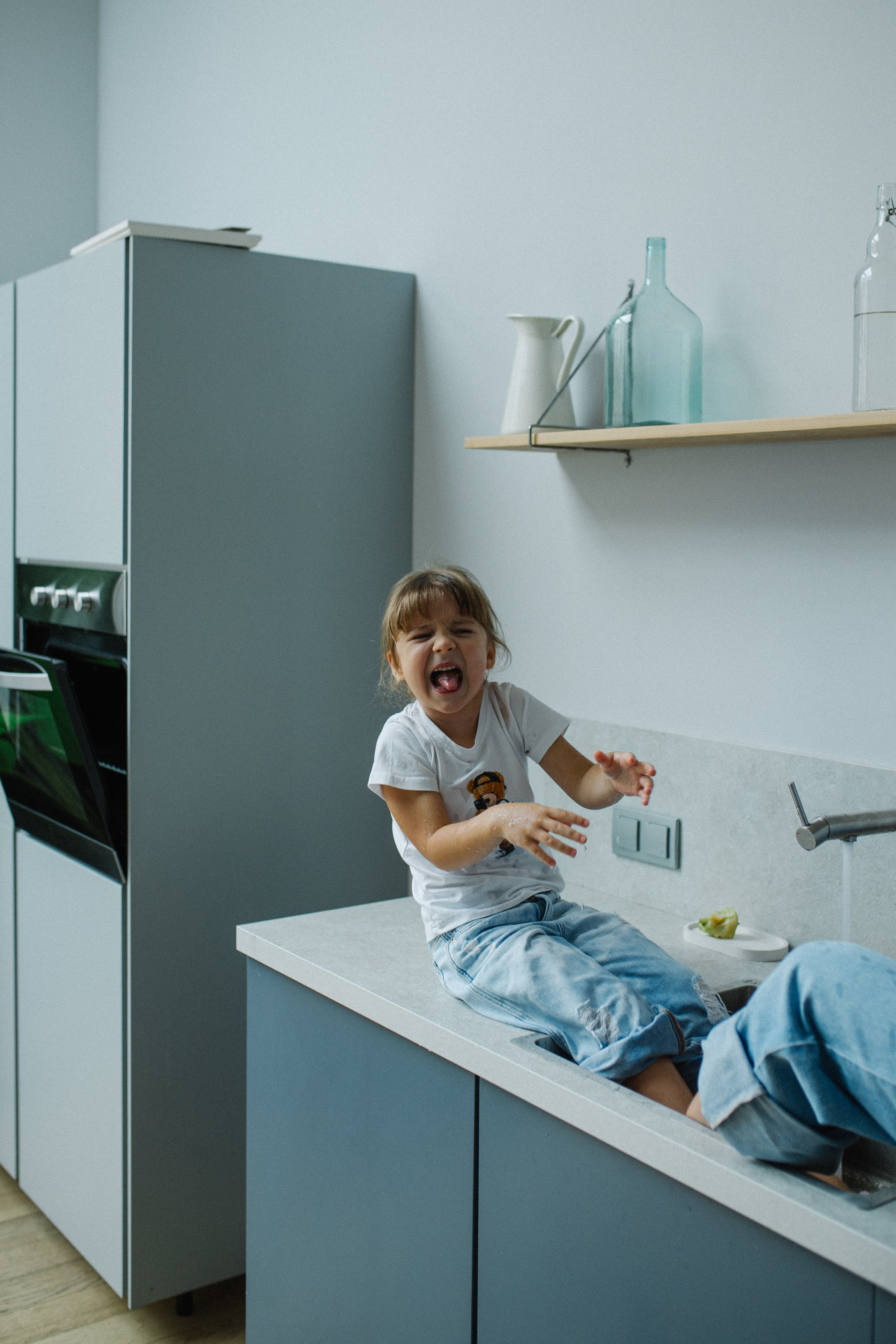 Купание с танцами на столе. Фотограф Оля Батист