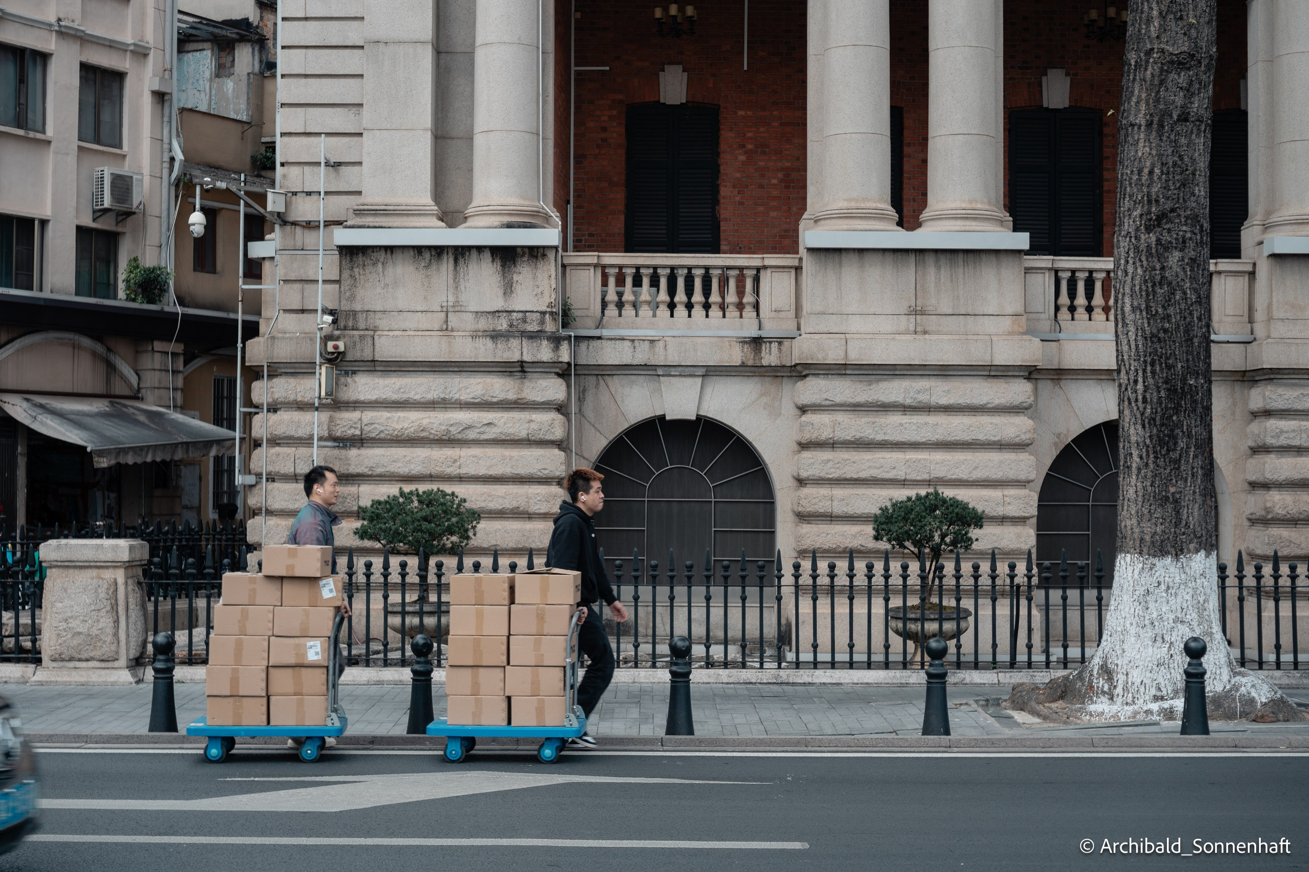 Walking in GZ, sunday. Photographer in Guangzhou, China. Archibald Sonnenhaft