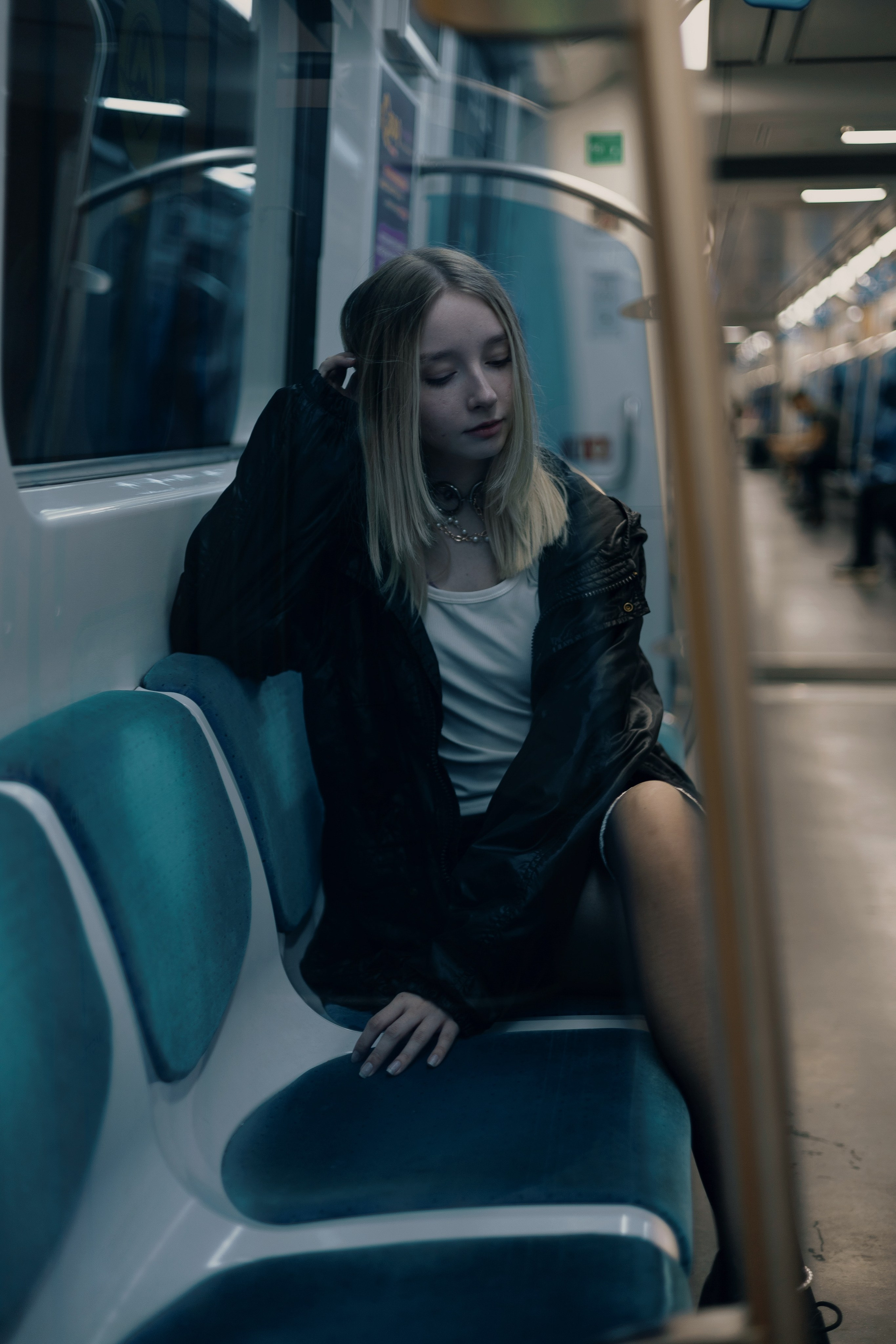 Девушка одна в вагоне метро, фотосессия в стиле одиночества и тишины