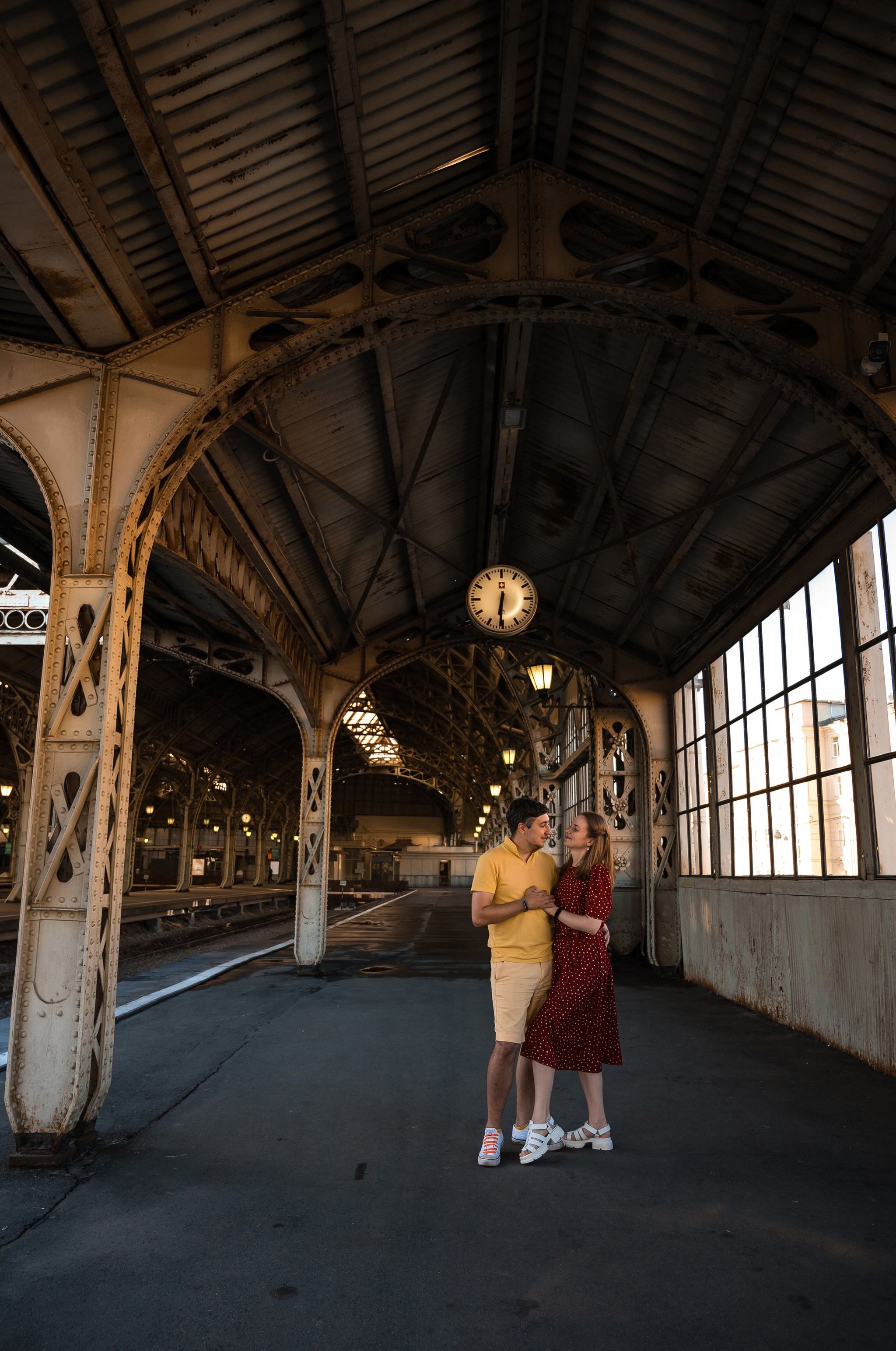 Пара на Витебском вокзале. Свадебный и семейный фотограф из Санкт-Петербурга Климов Анатолий