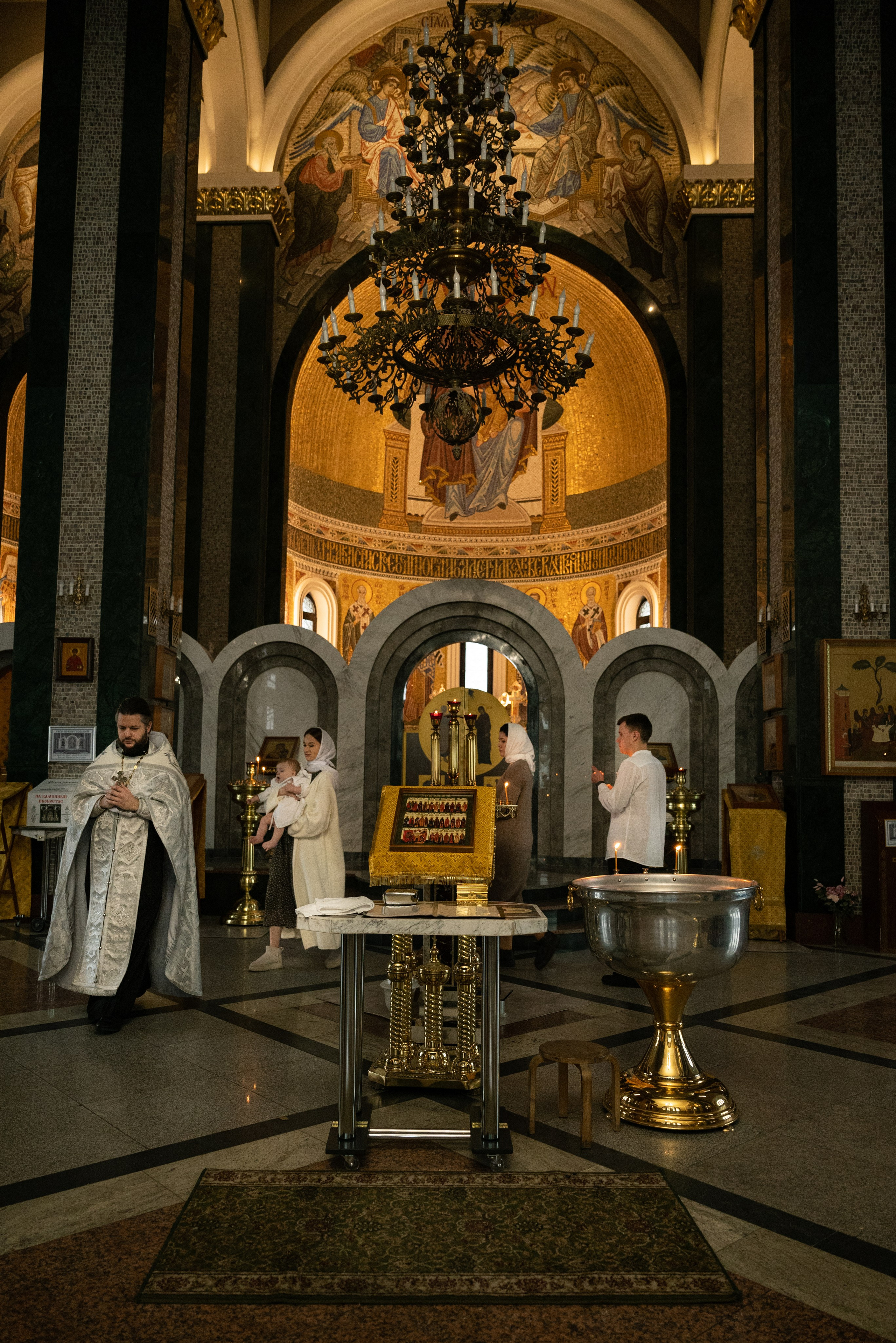 Крещение в Церкви святителя Стефана Пермского в Южном Бутово. Фотограф Ксения Огородова портфолио