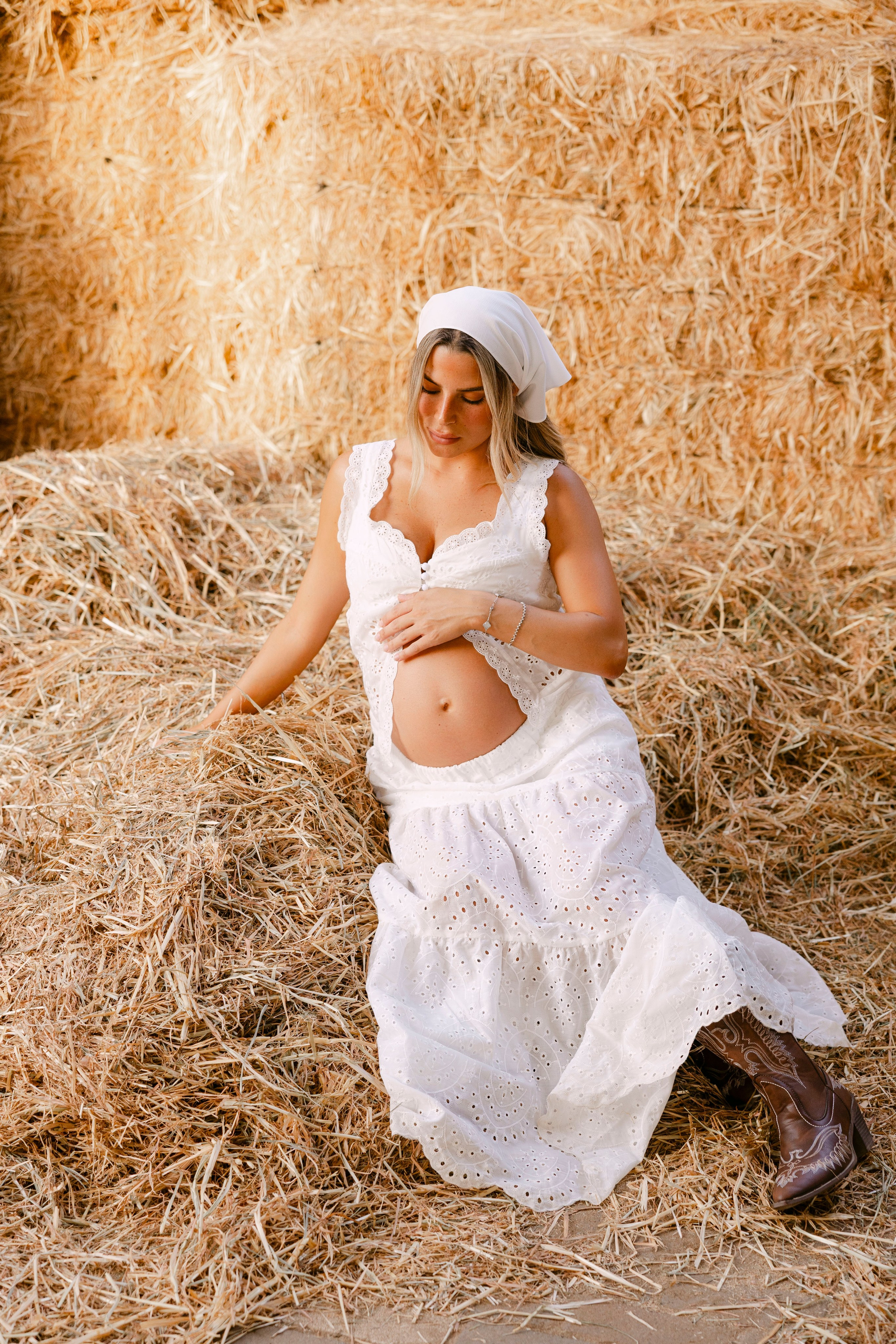 Pregnancy photoshoot at the horse farm. Главная