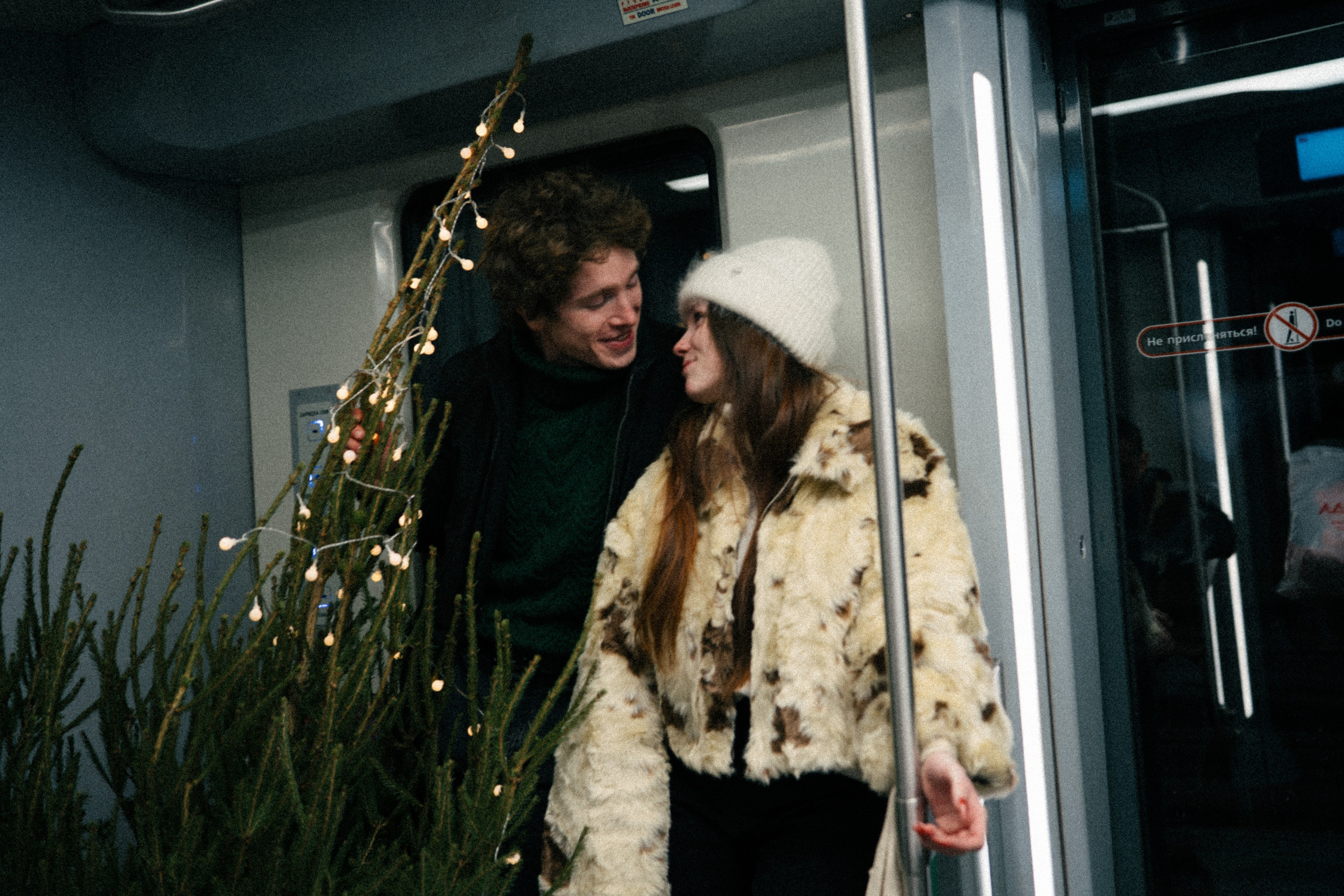 НОВОГОДНЯЯ ПРОГУЛКА ПАРЫ ПО ЧЕРНЫШЕВСКОЙ ПЕРЕД НОВЫМ ГОДОМ. Профессиональный фотограф, Санкт-Петербург — Виктория Богомолова