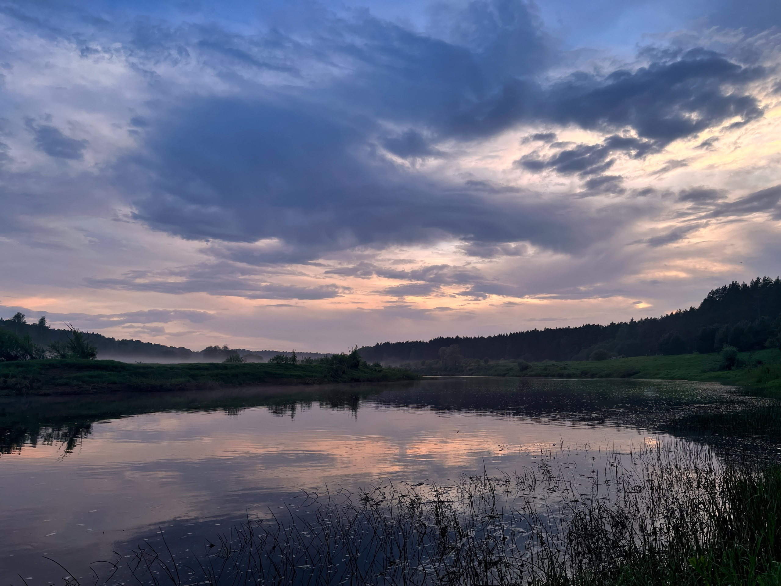На берегу Угры. Конец мая 2024 года. Фотограф Никифоров-Гордеев Сергей. Москва и МО