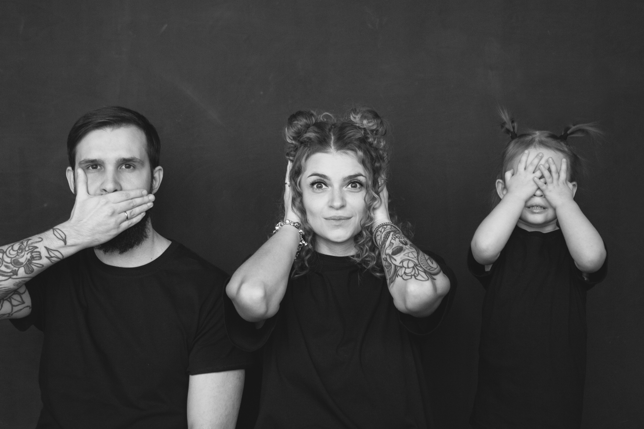 черно-белая фотография в стиле: ничего не вижу, ничего не слышу, ничего никому не скажу.