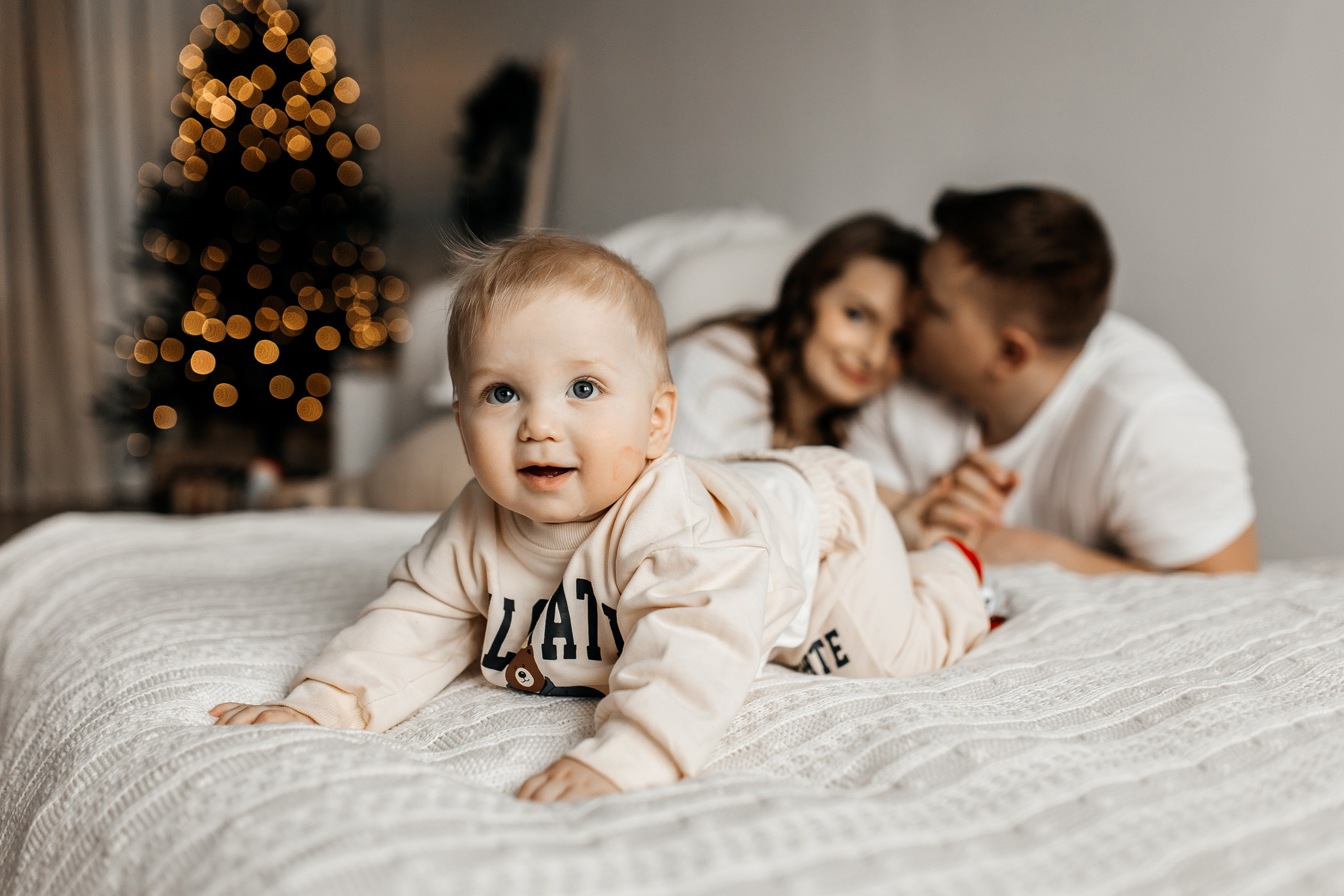 Здравствуйте! Я&nbsp;свадебный фотограф из&nbsp;Ульяновска, работаю в&nbsp;том числе по&nbsp;всей России и&nbsp;с&nbsp;выездом за&nbsp;границу. Снимаю свадьбы, lovestory, корпоративы, светский репортаж. Провожу обучение по&nbsp;фотографии, мастер-классы и&nbsp;воркшопы для других фотографов.