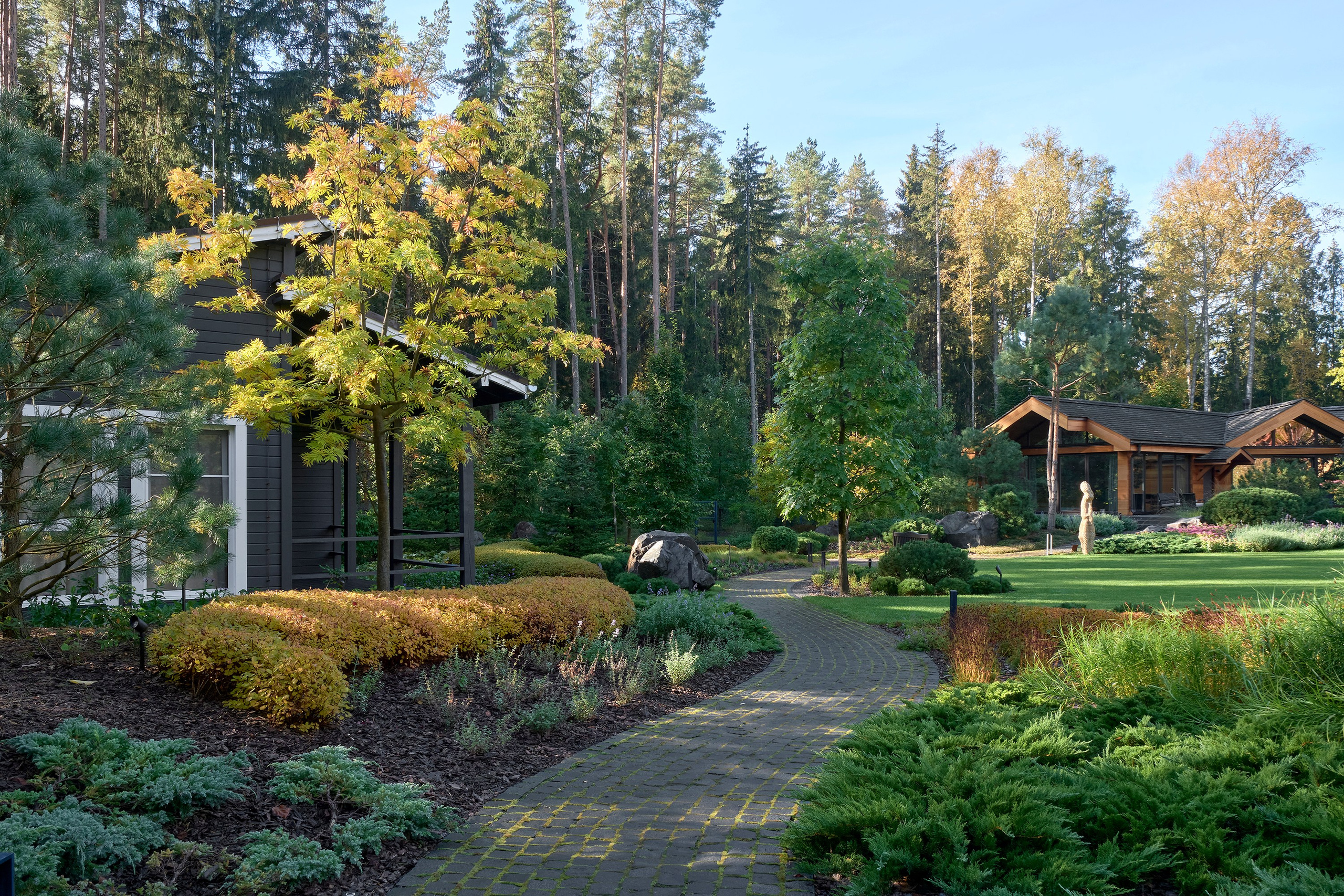 Усадьба Хрустальное: фотосъемка частного сада Валерия Федотова в Репино для L.BURO. Фотограф Наталья Соловьева | interioto