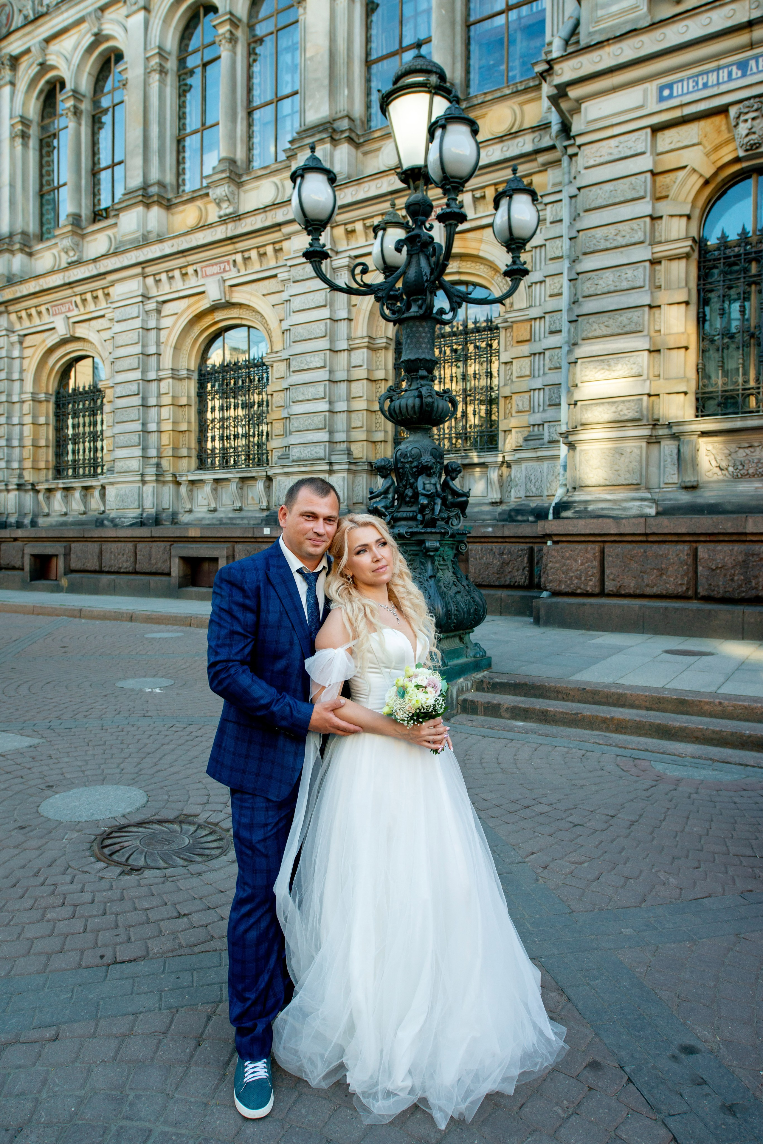 Евгения (фотосессия с малиновым chevrolet camaro, в сирени в Пушкине в Екатерининском парке). Портретный, семейный и свадебный фотограф в Санкт-Петербурге и в Пушкине Ширяев Денис