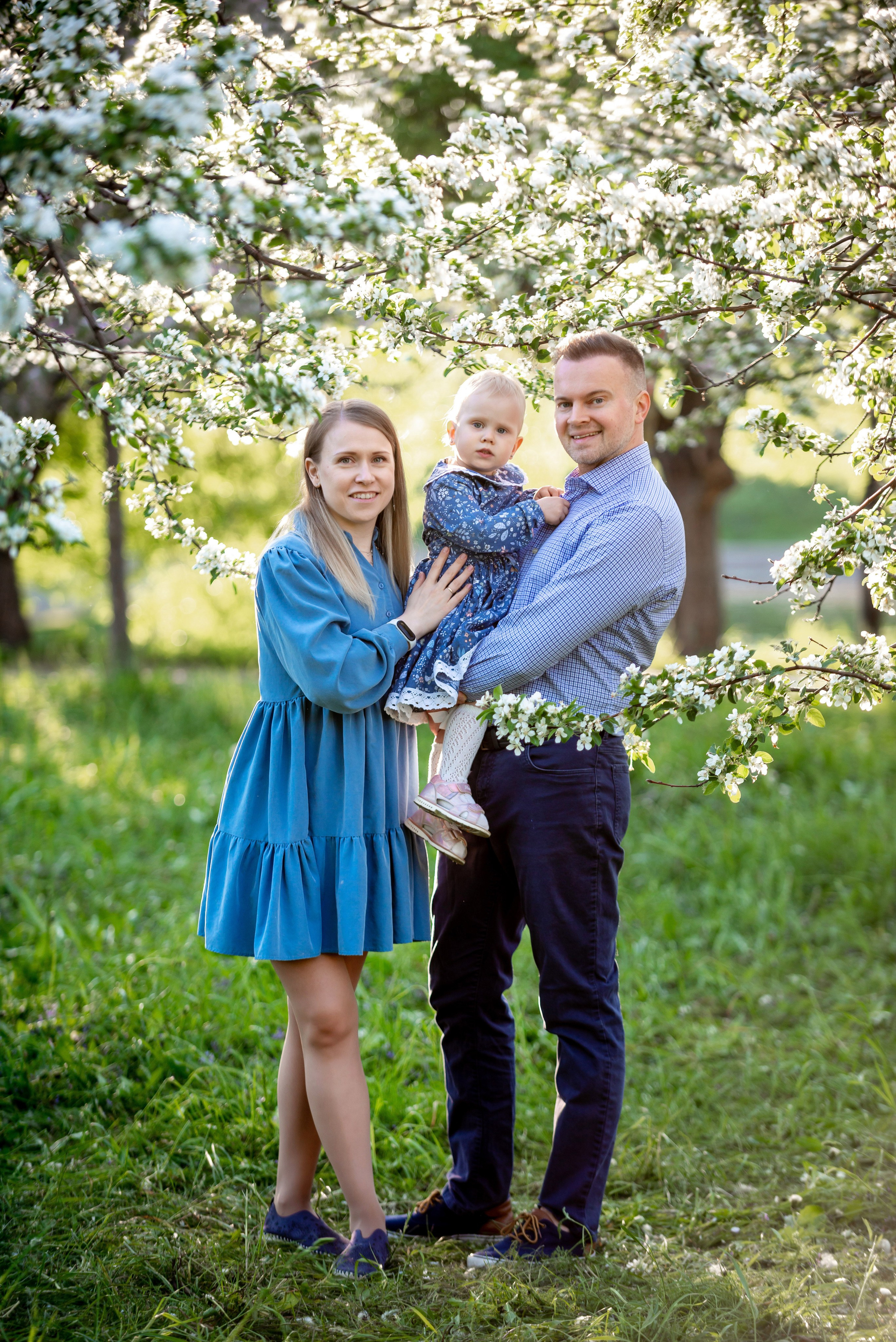 Ника и родители в розовых яблонях. Портретный, семейный и свадебный фотограф в Санкт-Петербурге и в Пушкине Ширяев Денис
