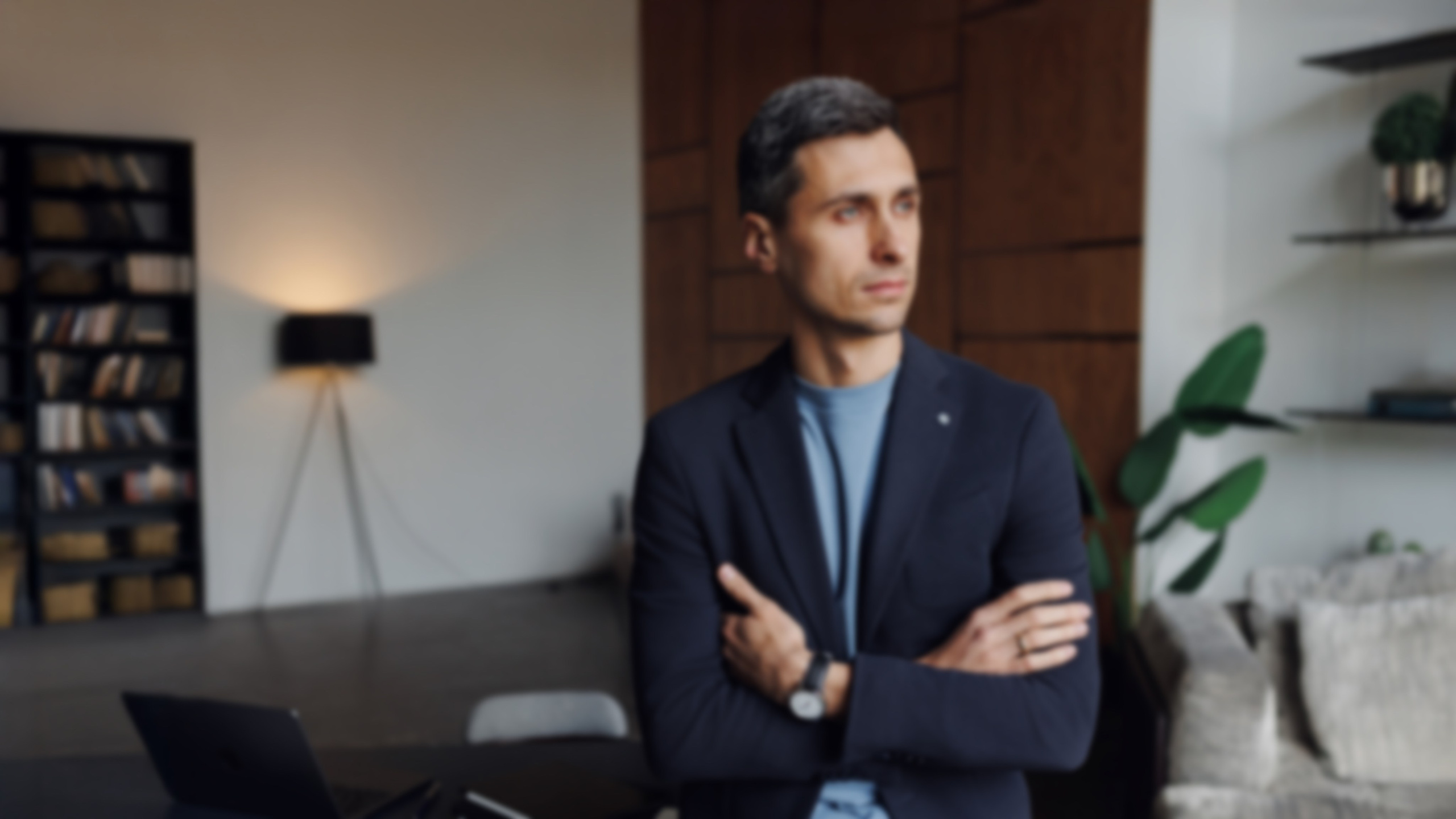 Кейс: фотосъемка для личного бренда мужчины — портреты. Фотограф Василий Жуков | Портретная и бизнес-съемка в Москве под ключ