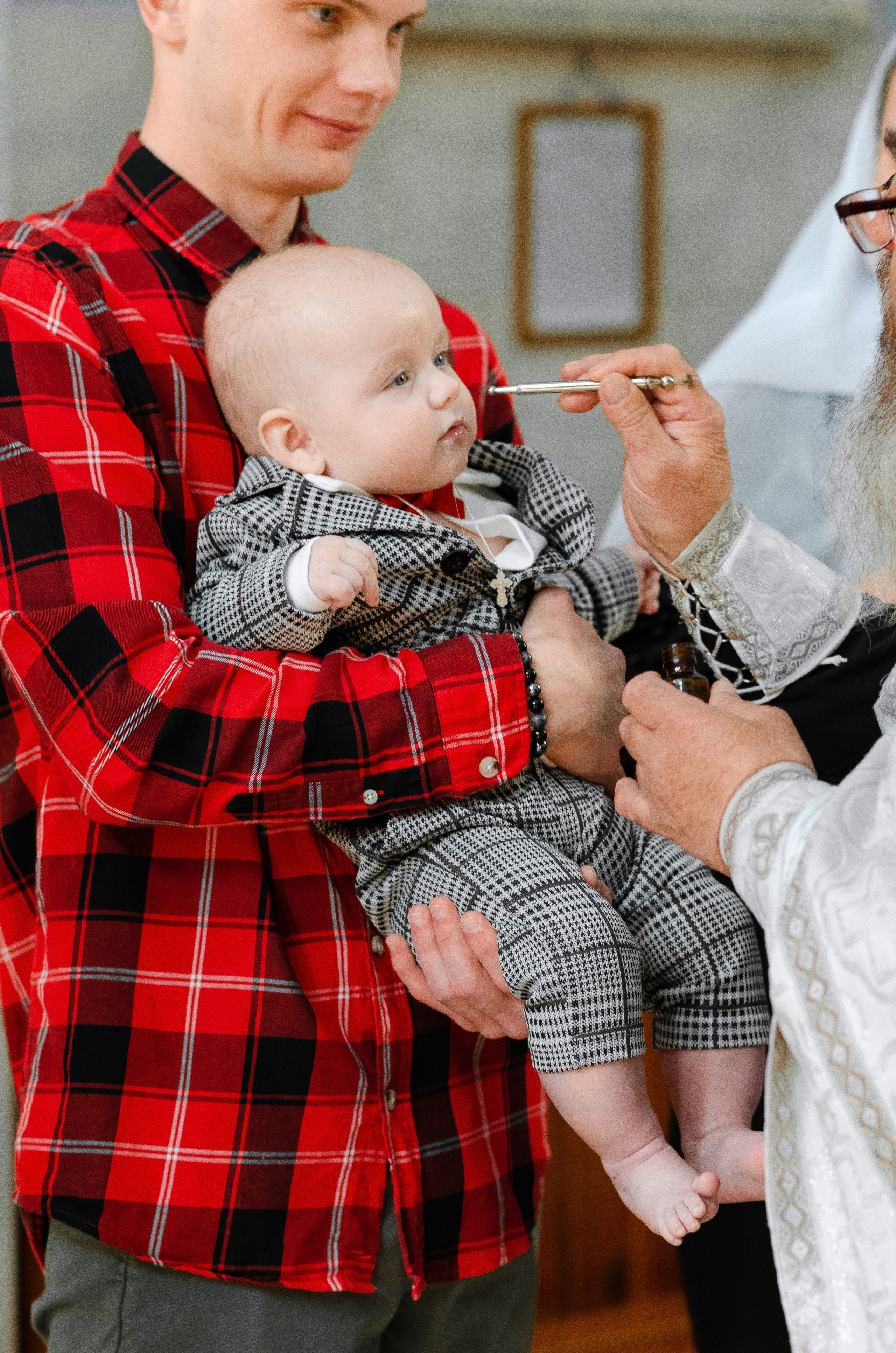 Крещение Ильи в хр.Петра и Павла в Сенице. Семейный фотограф на выписку из роддома и крещение Минск Настя Гришук