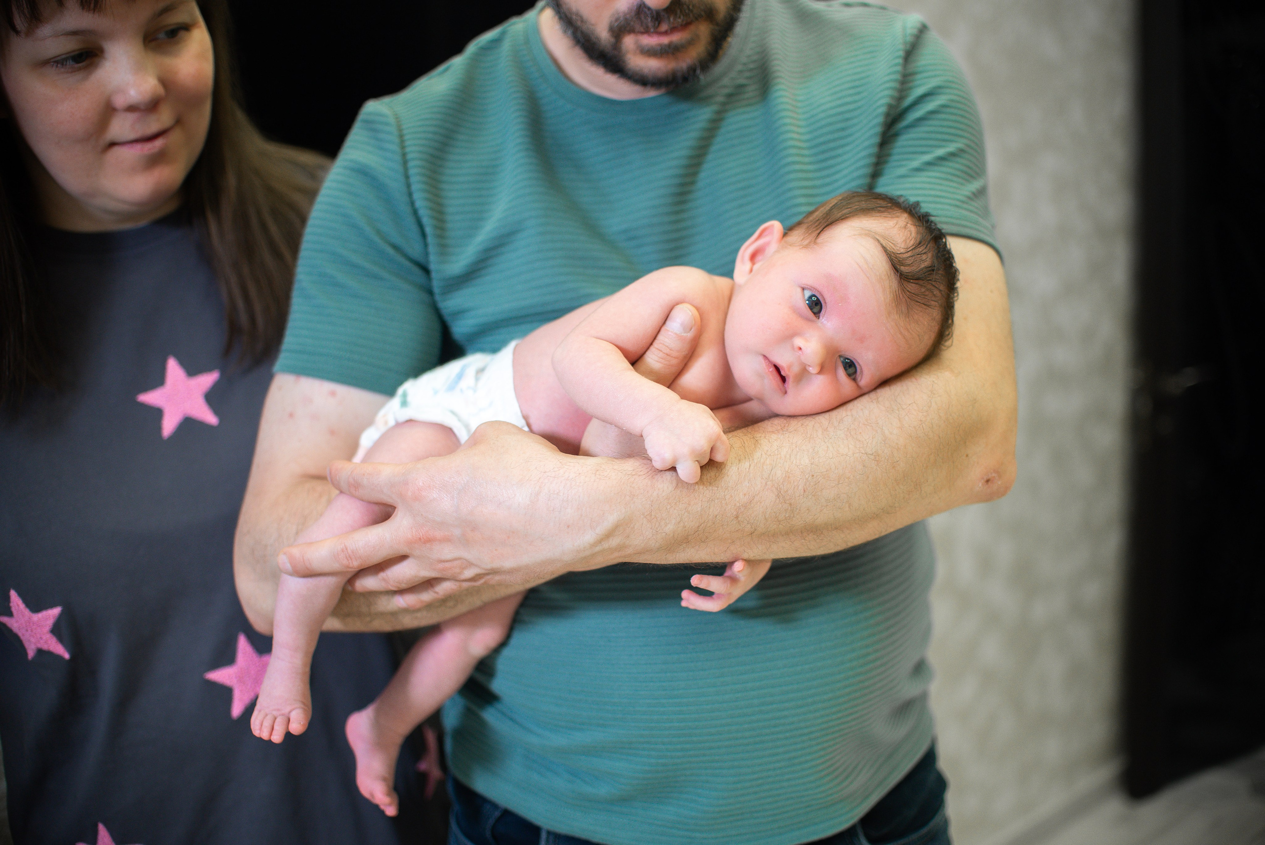 Крошка Манэ дома с родителями. Семейный фотограф на выписку из роддома и крещение Минск Настя Гришук