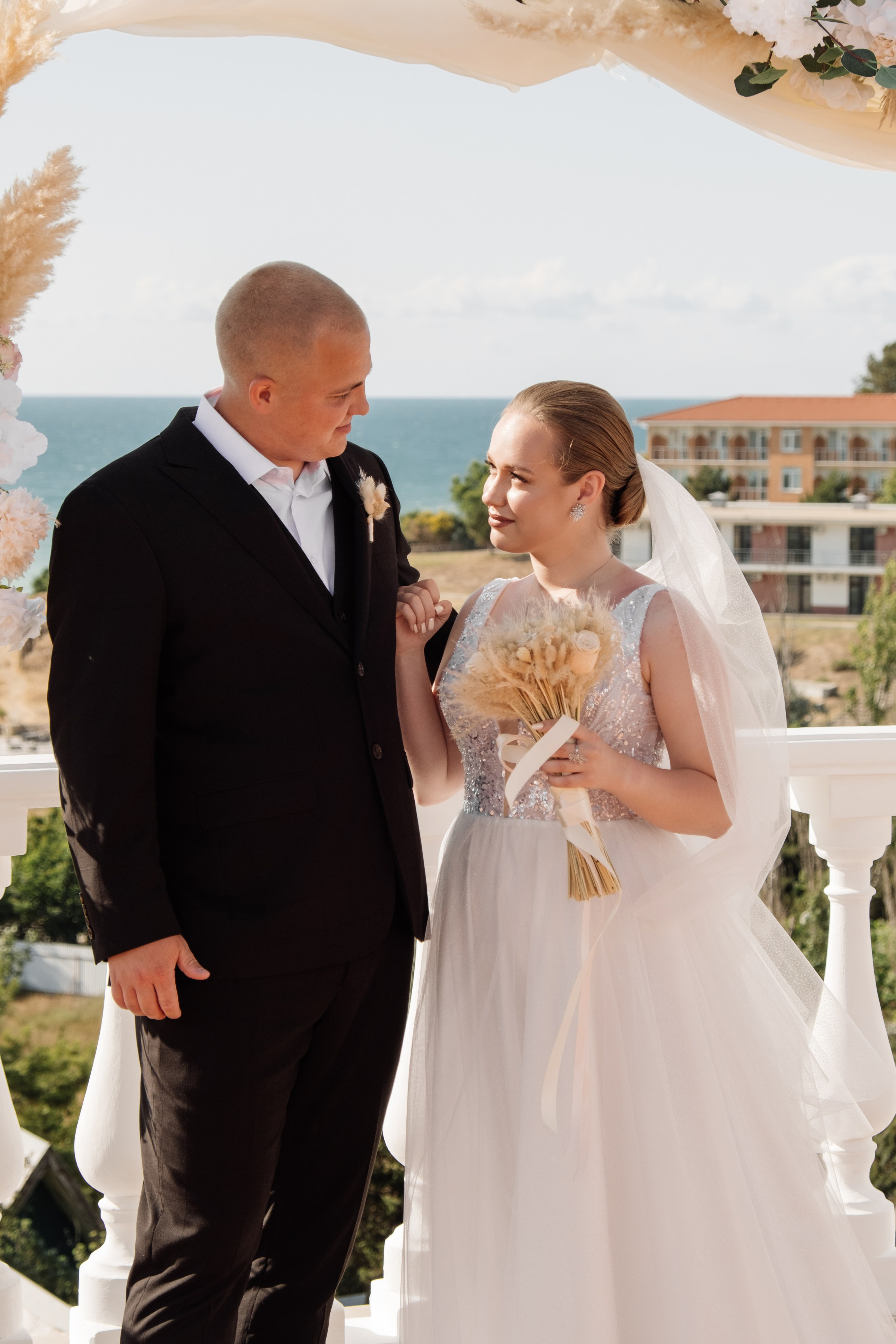 Свадебный ретопртаж. Профессиональная фотосъемка в Крыму. Натуральные эмоции и живые кадры. Забронируйте дату прямо сейчас!