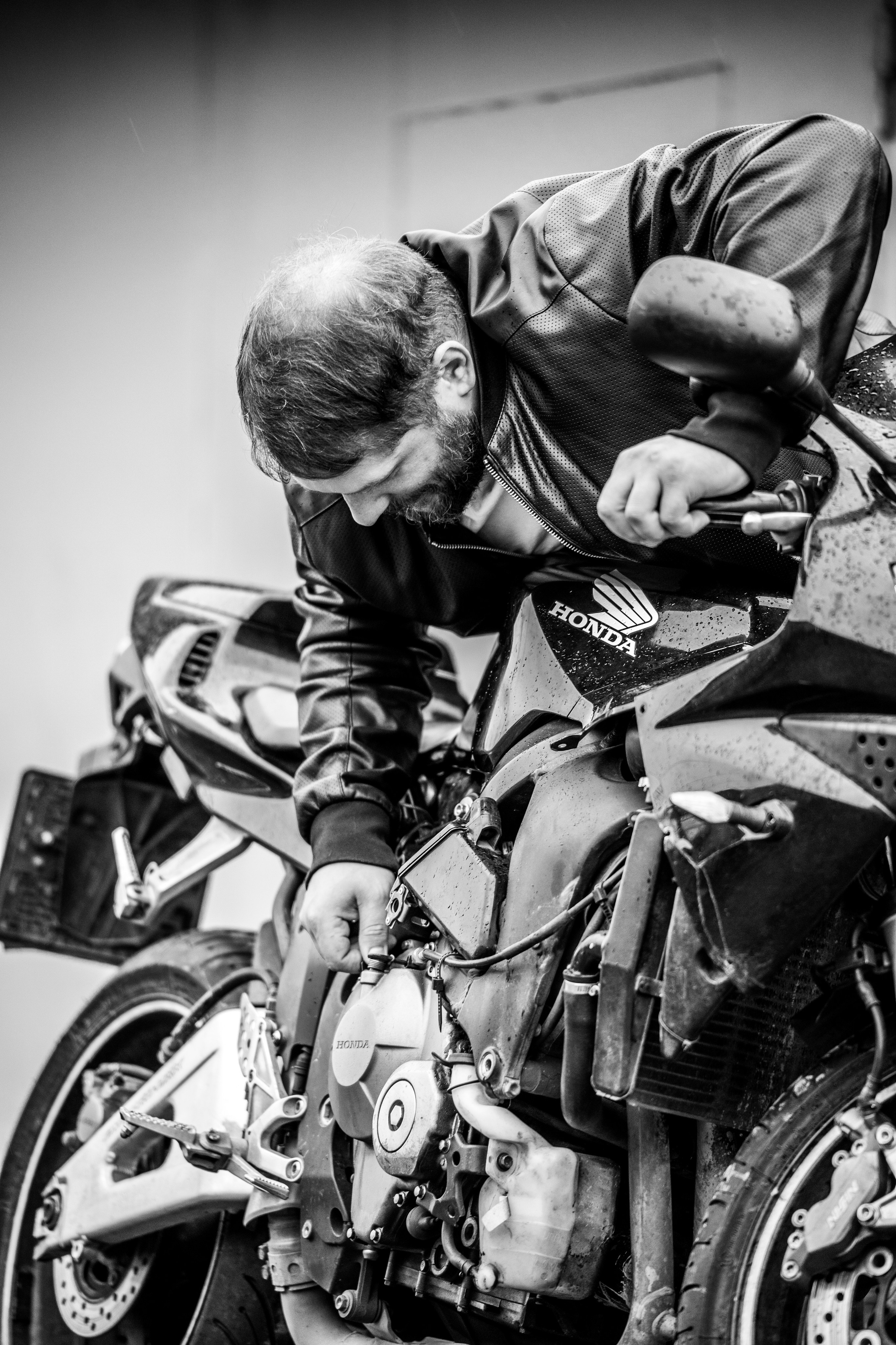 Фотография портрет мотоциклиста байкера