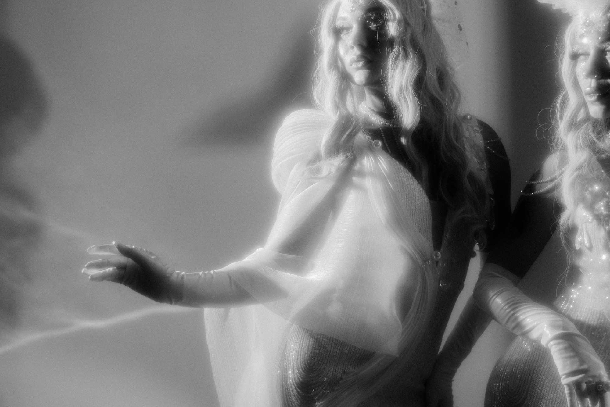 Арт-фотосессия с синим светом на циклораме. Портретный фотограф Тюмень Дарья Мустафина