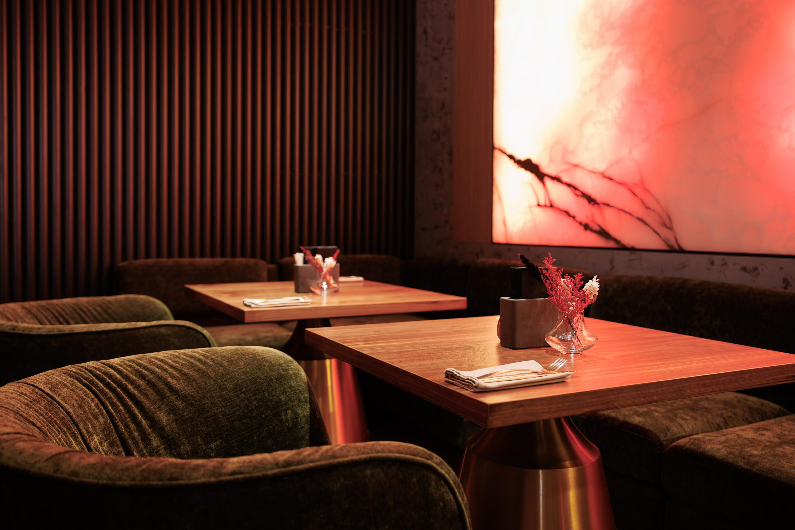 Фотограф для интерьерной съемки ресторана. Контент для бизнеса в Екатеринбурге Полдень Медиа