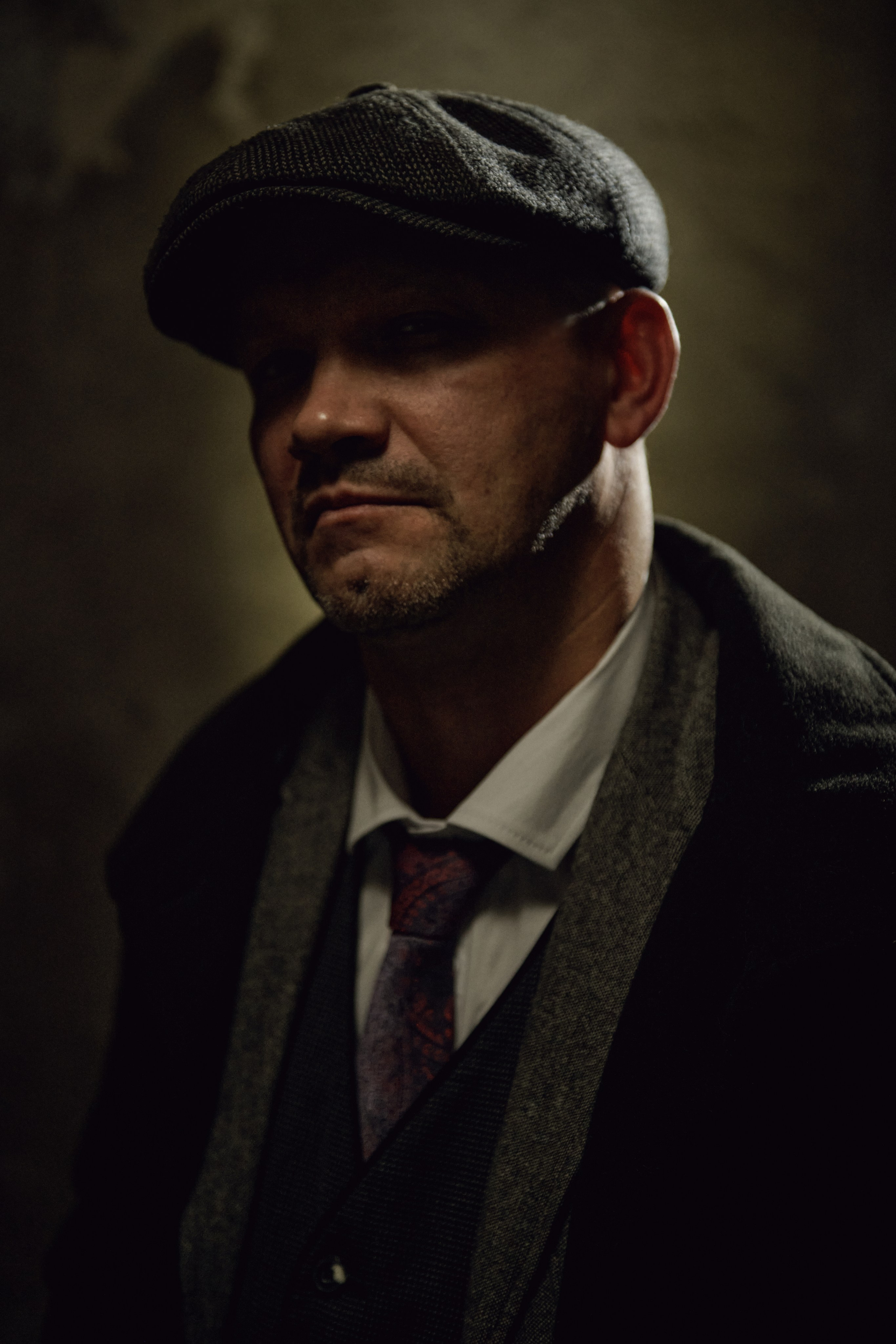 Портрет мужчины в стиле сериала "ОСТРЫЕ КОЗЫРЬКИ"