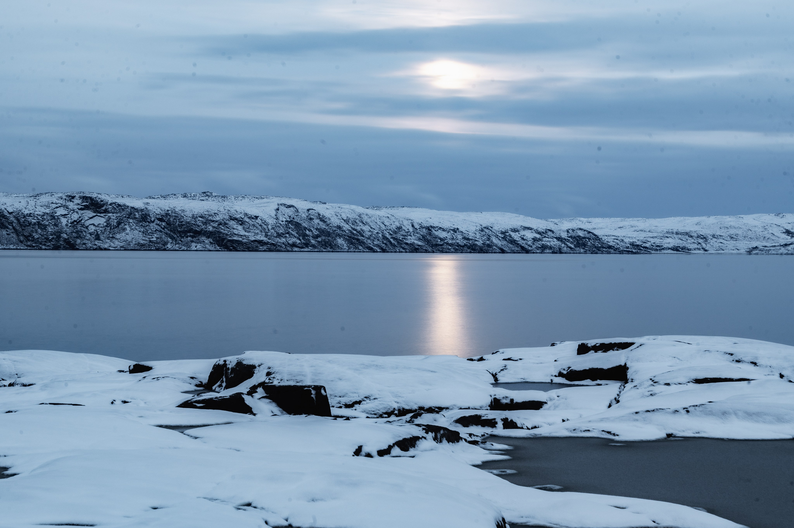 Берег Баренцева моря в Териберке. Путешествие на Териберку. Фотограф Роман Адлер. Фотографии на берегу Баренцева моря, Териберка. Серия Русский Север 2023 Фото Териберка.