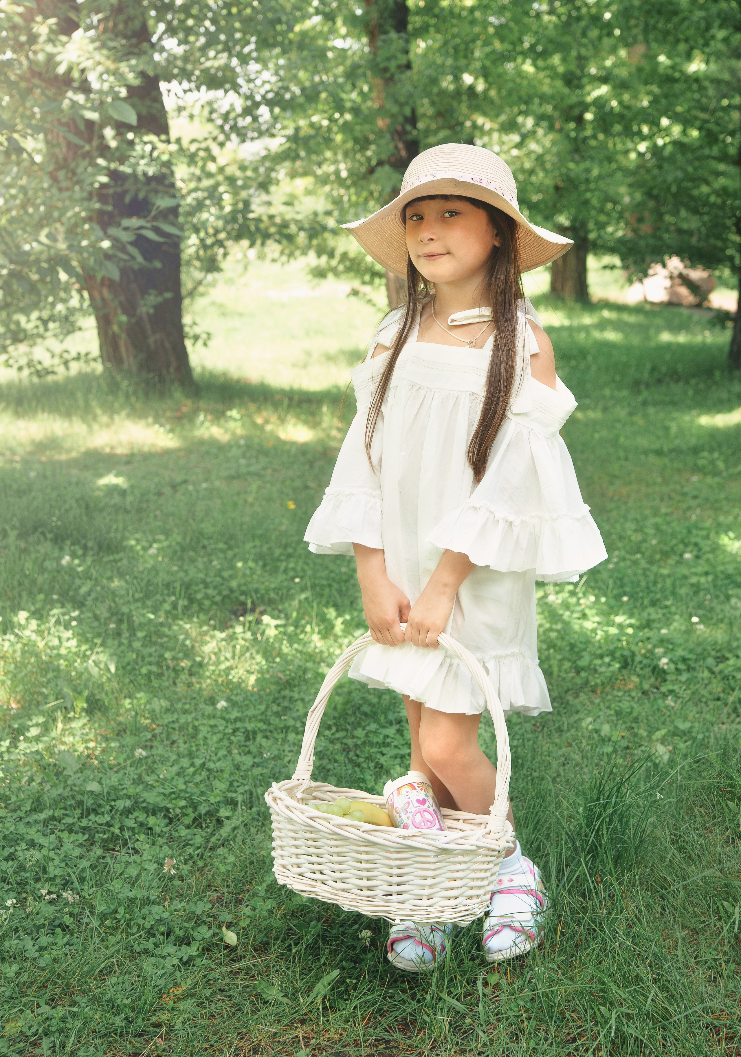 Детская фотосессия летом - девочка стоя с корзинкой