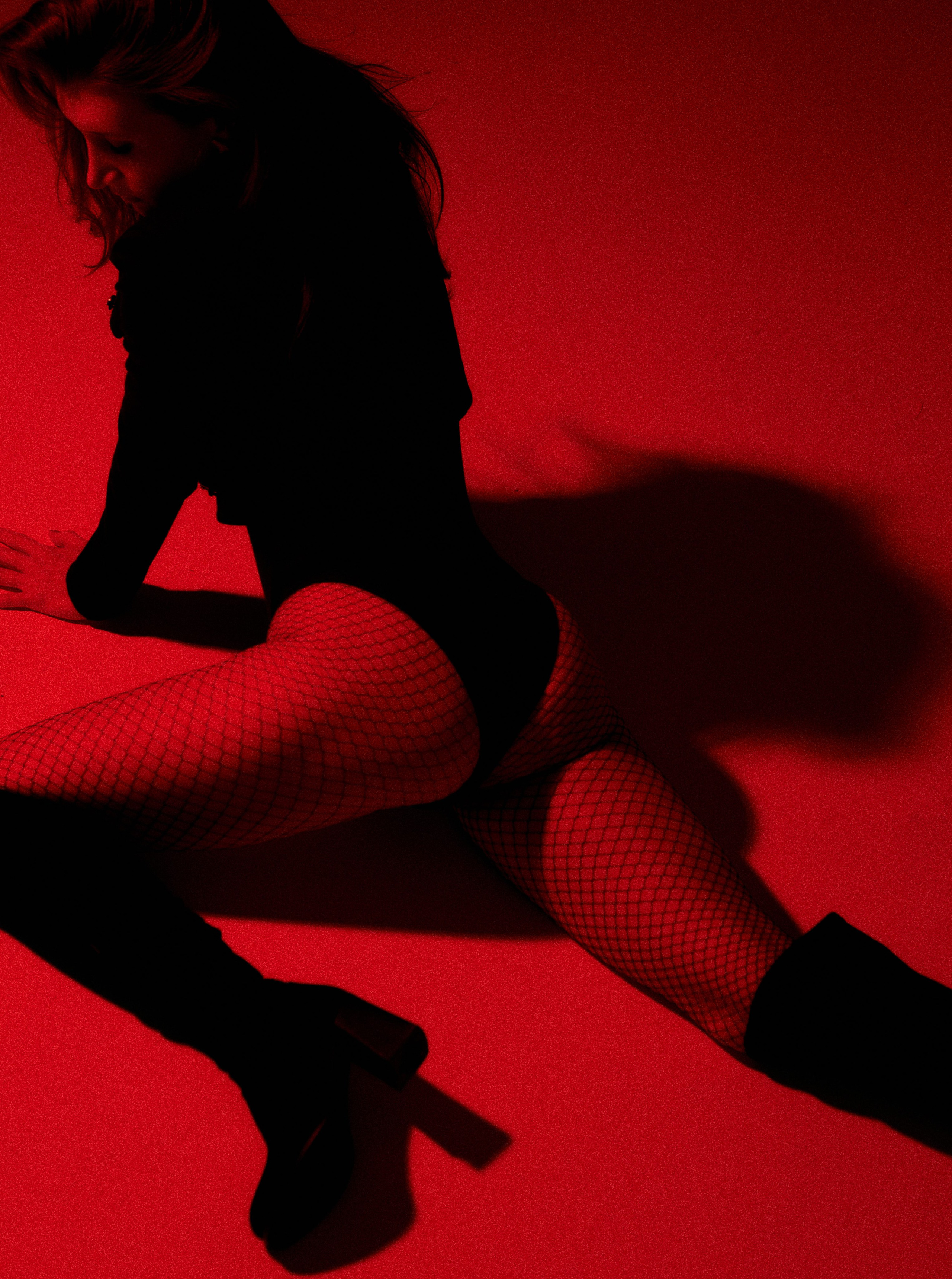 Портретный фотограф в Москве Калагина Светлана. Дерзкая фотосессия в студии с красным светом.