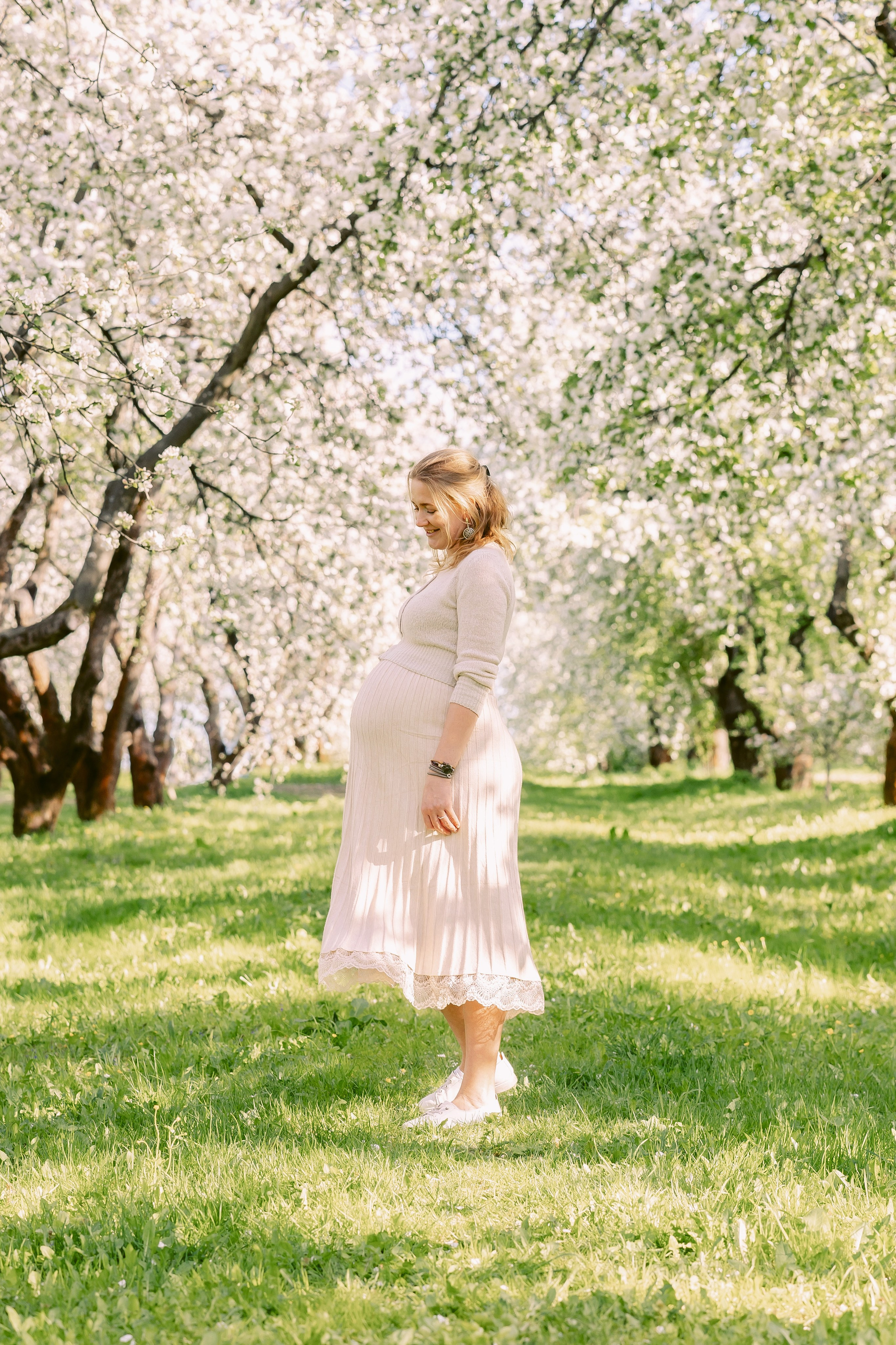 Фотосессия беременности в цветущем саду. Семейный Фотограф в Москве Евгения Симоненко