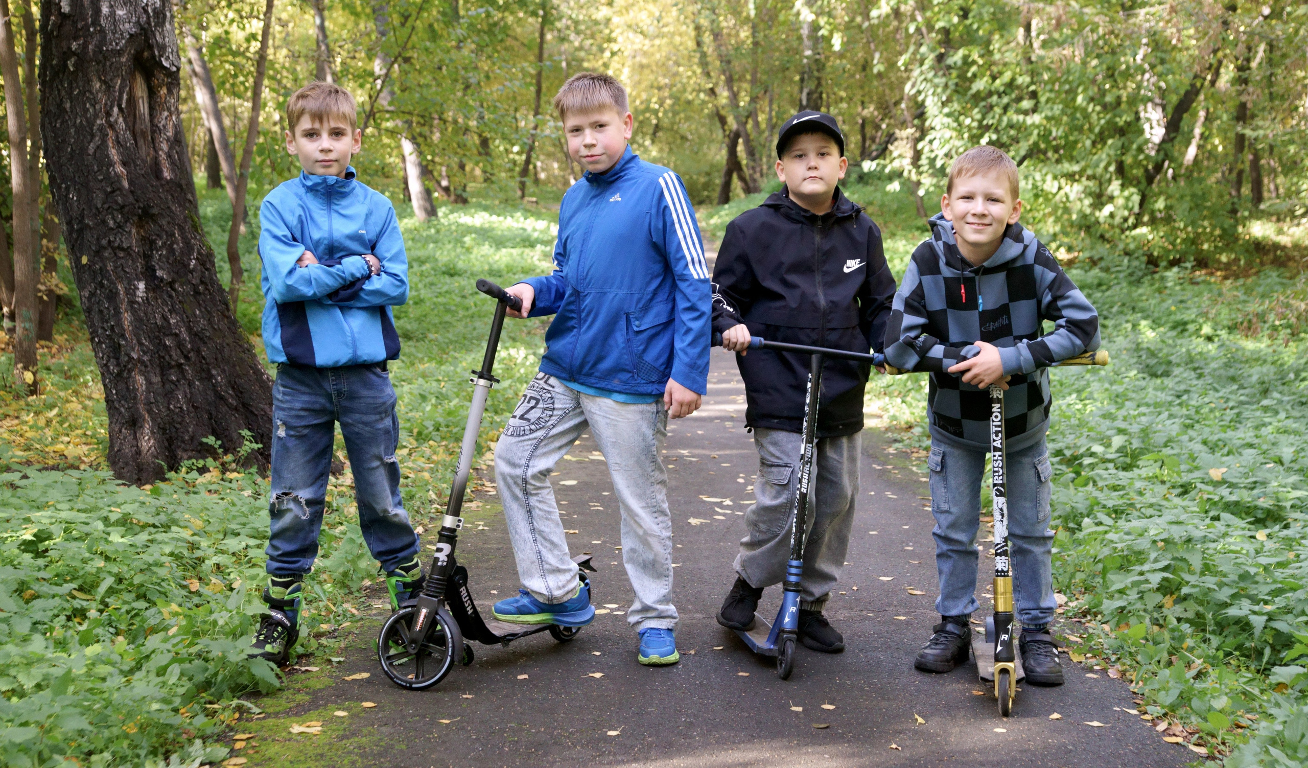 Выпускник начальной школы - осенняя сьемка - с самокатами