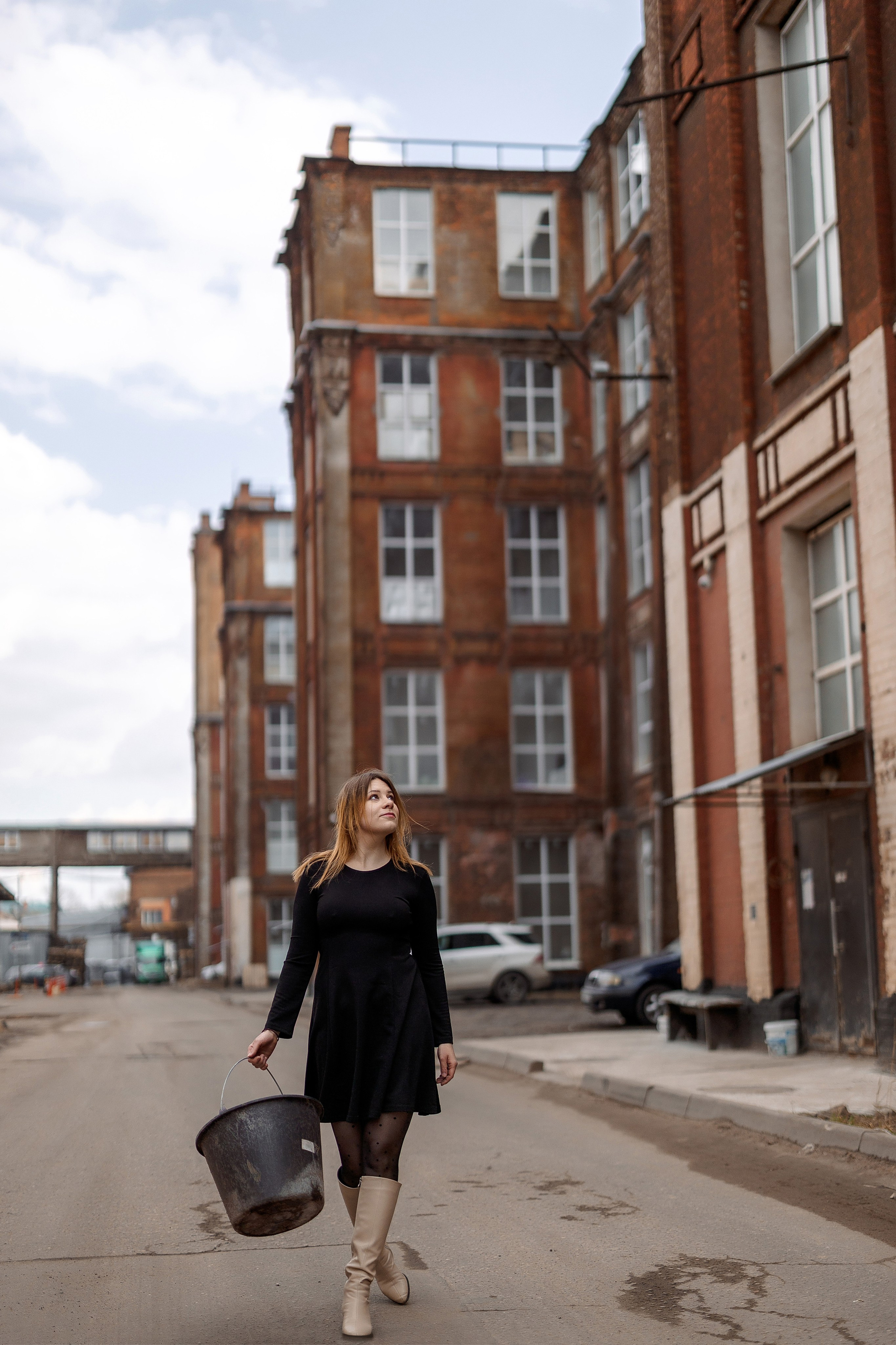 Настя на территории завода «Зингер». Александр Антонов. Профессиональный свадебный, репортажный фотограф в Москве, Подольске. Фото+Видео на любой праздник