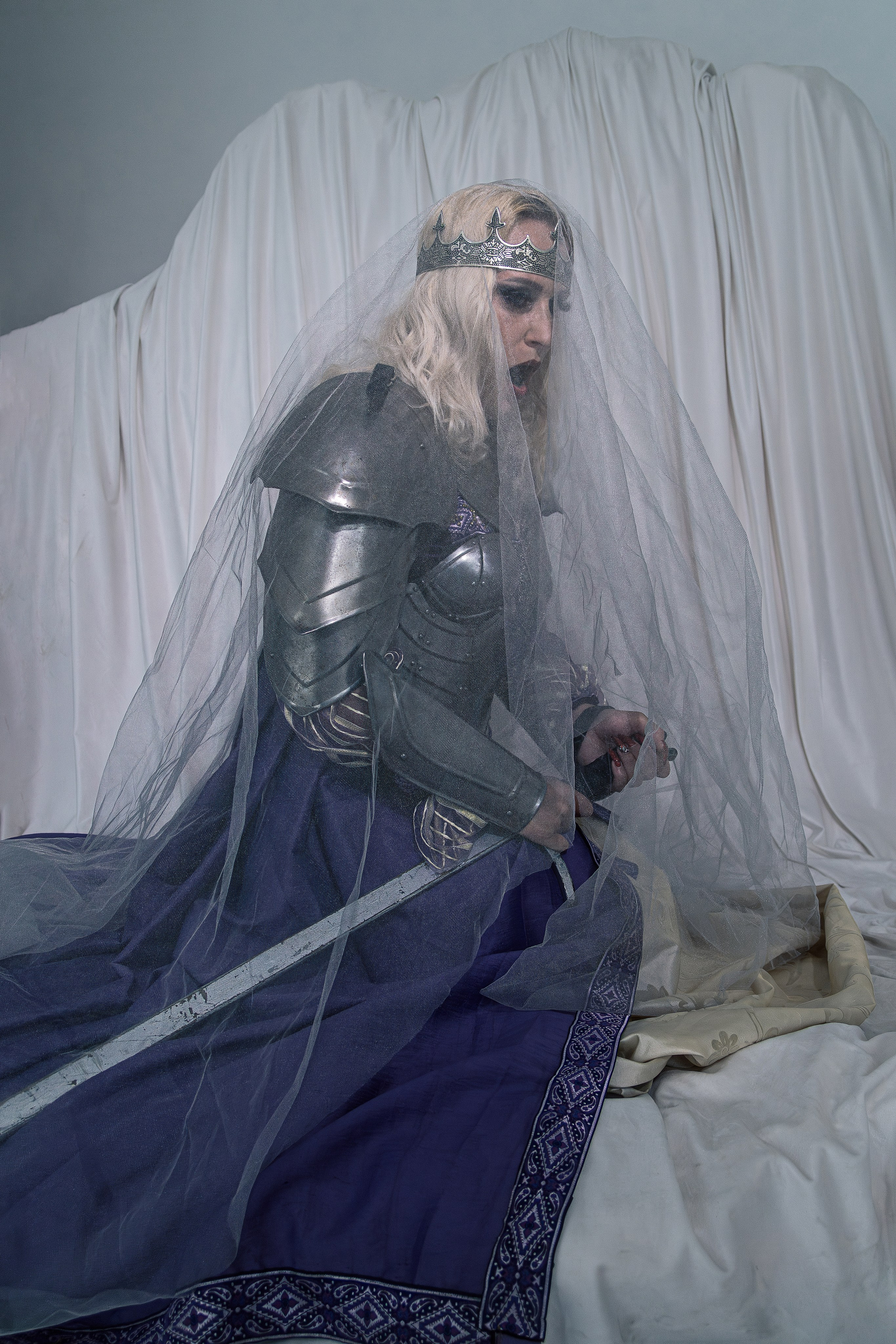 Фэнтези съёмка для моей мамы. В Ростове на Дону провёл ART съёмку для своей мамы. Надел на неё доспехи, корону и королевский макияж. Фотосессия с доспехами в Ростове. Женский портрет.