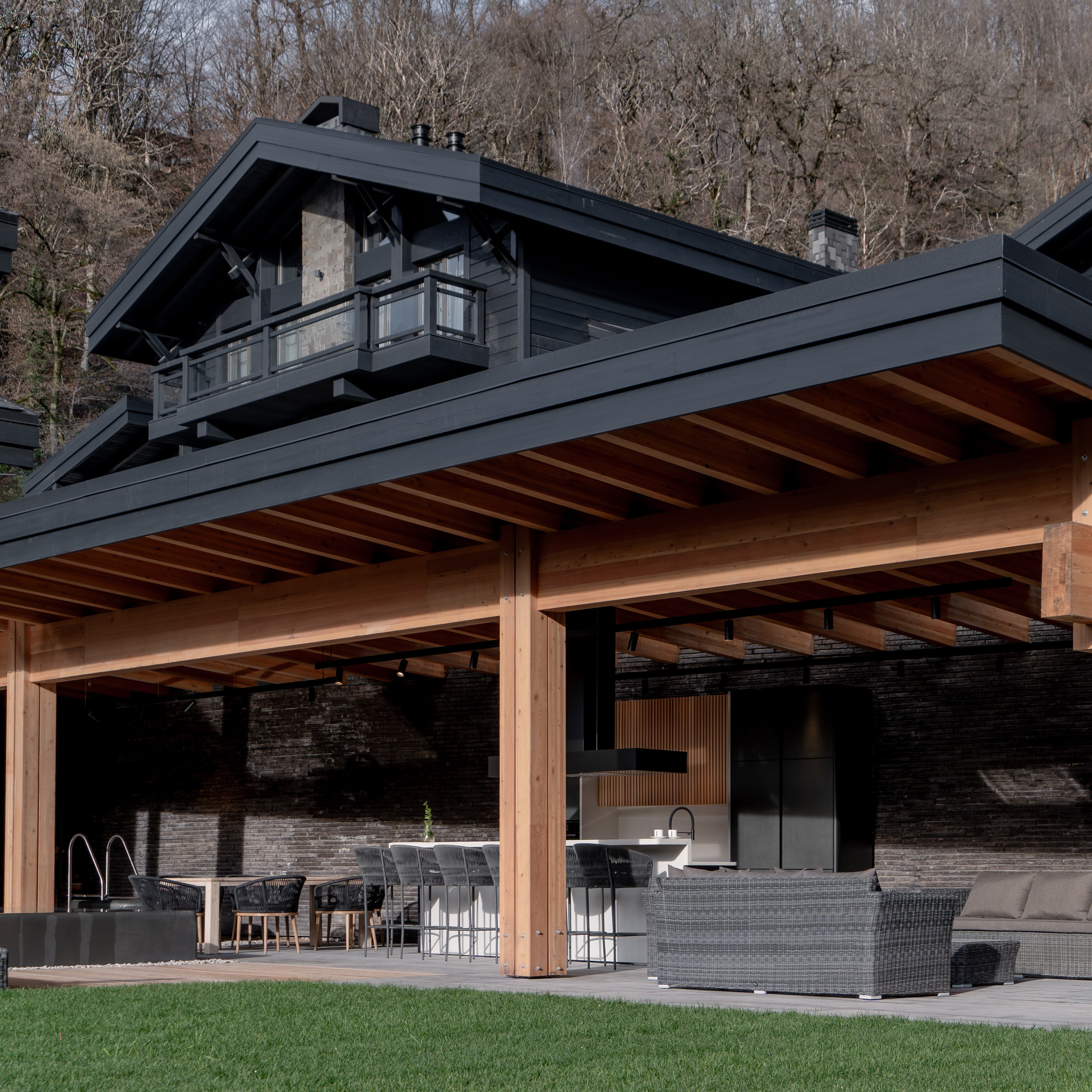 Загородный комплекс в стиле шале — экстерьер. Репортажный фотограф в Красной Поляне и Сочи Павлюченко Екатерина