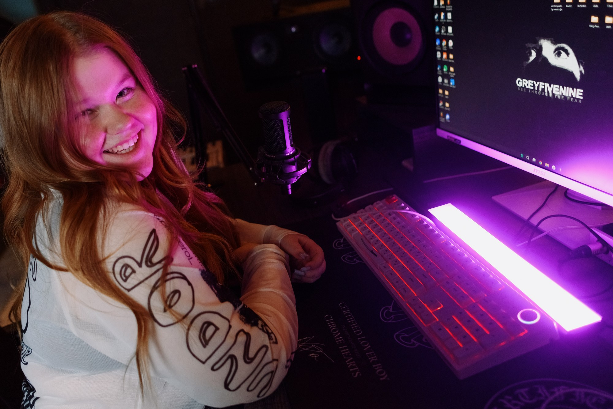 Семейная фотосессия на студии звукозаписи в Тюмени — мама и дочка. Портретный фотограф Тюмень Дарья Мустафина