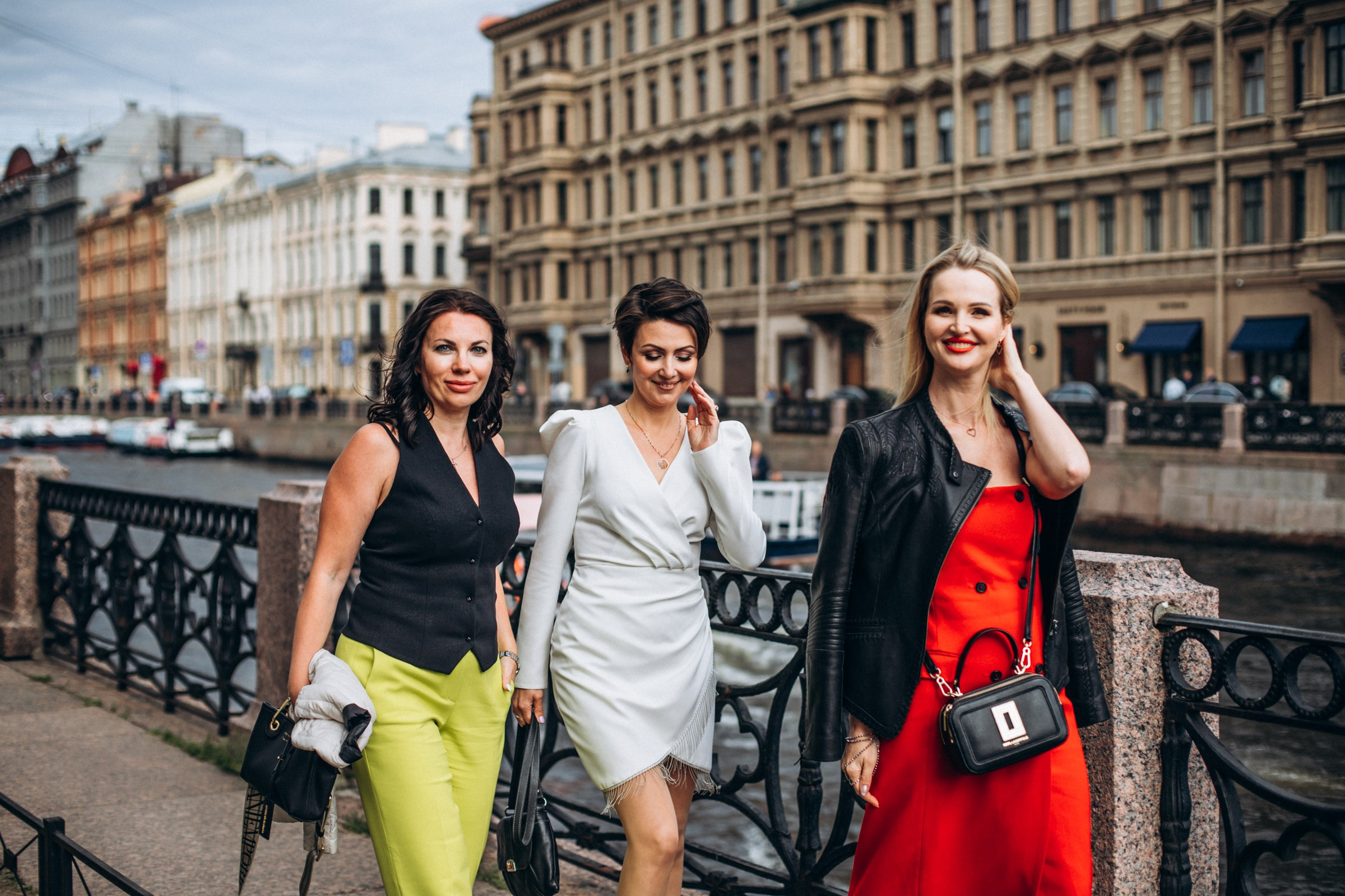 Ольга, Настя и Марина в июне. Фотопрогулка в Петербурге. Индивидуальный и семейный фотограф в Санкт-Петербурге