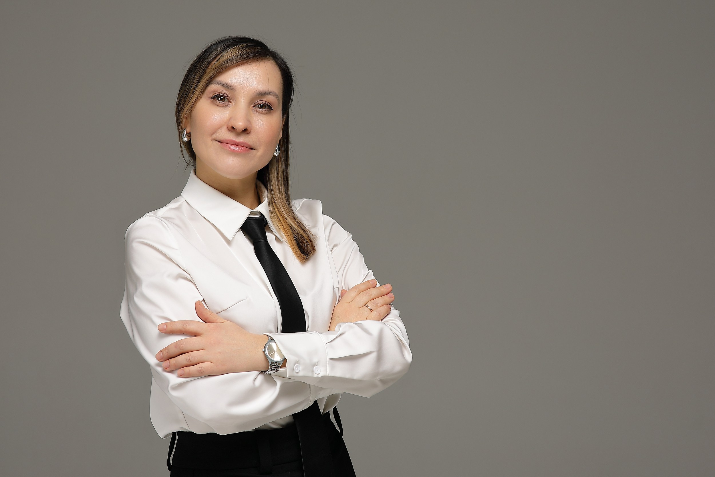 женщина в черном костюме на белом фоне в деловом стиле