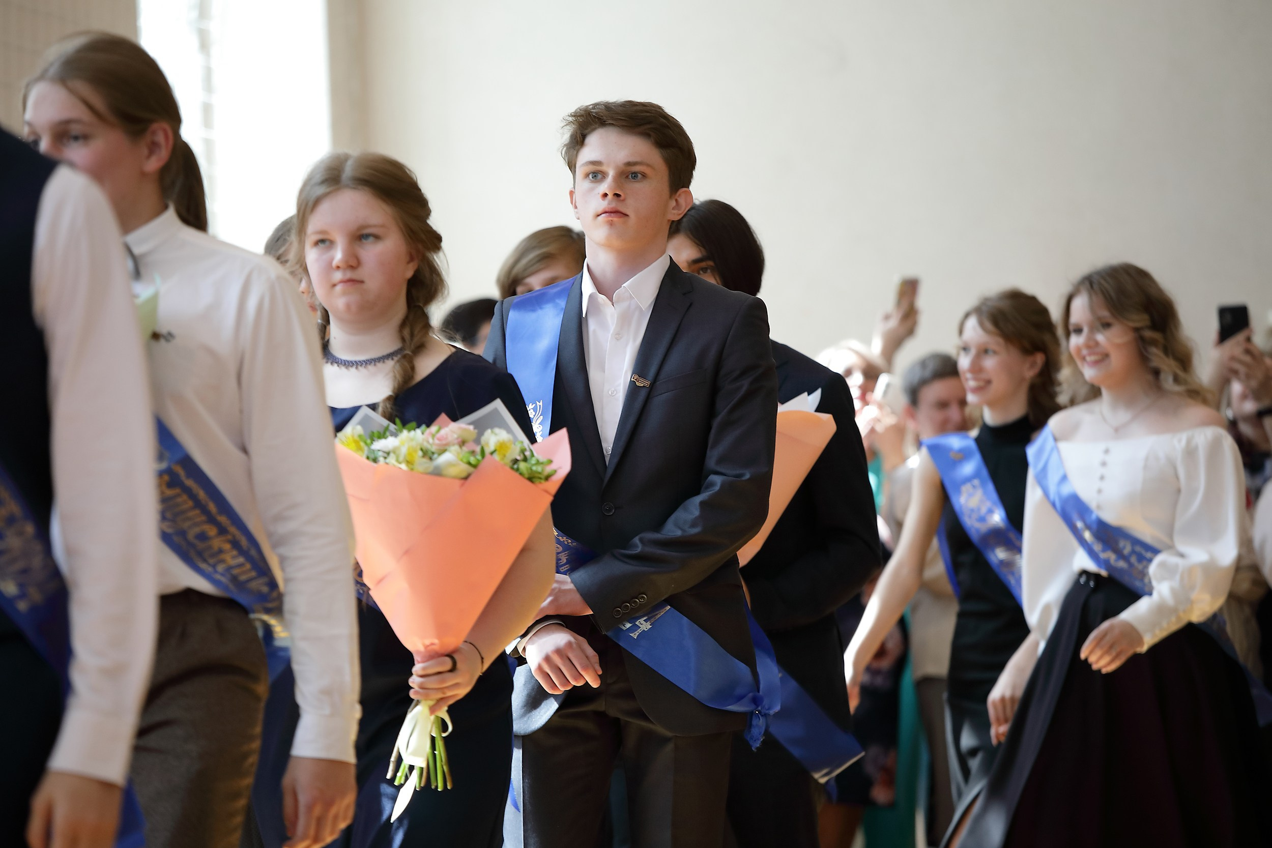 выход выпускников последний звонок