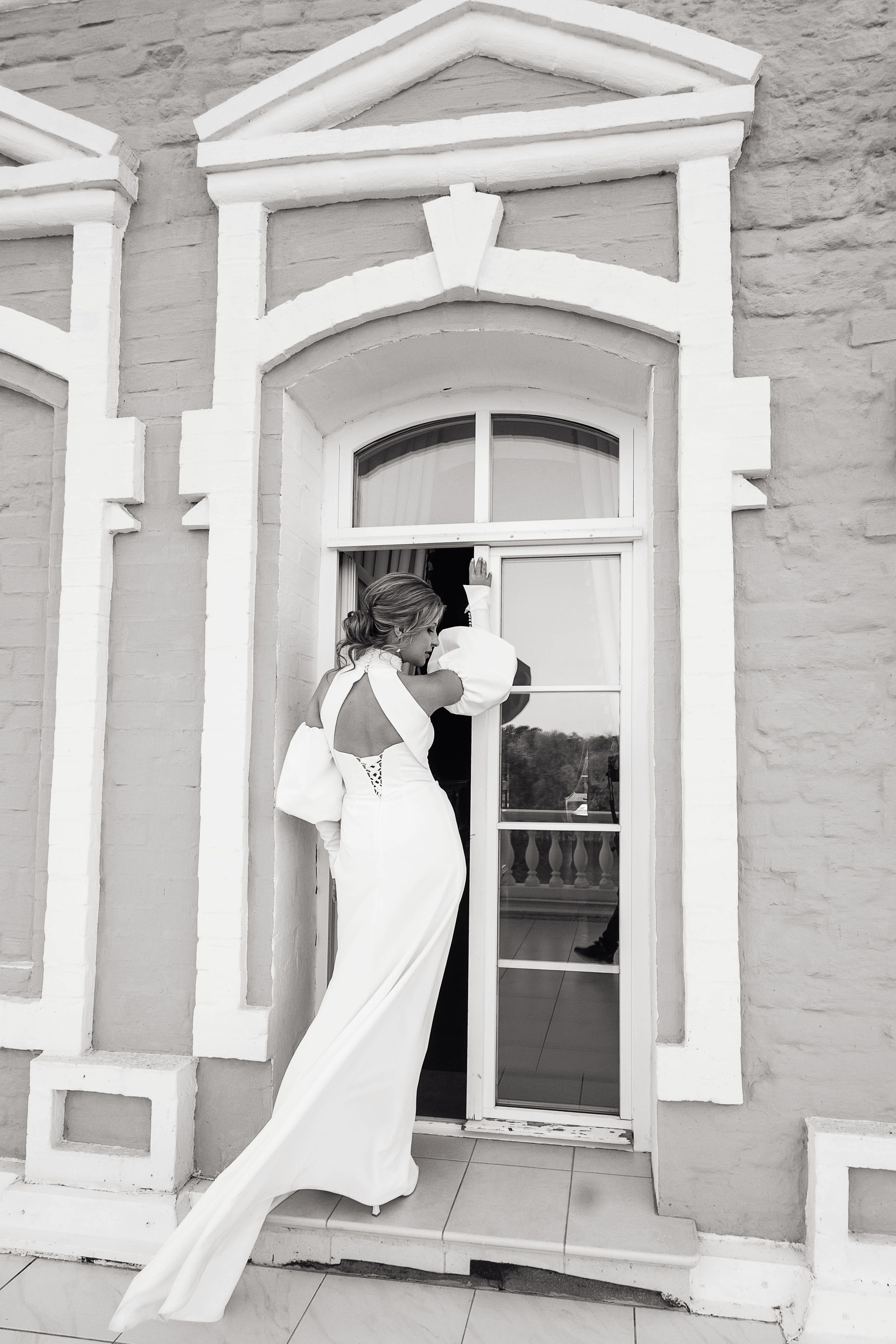 Невеста стоит спиной на фоне усадьбы Веневитинова в Воронеже