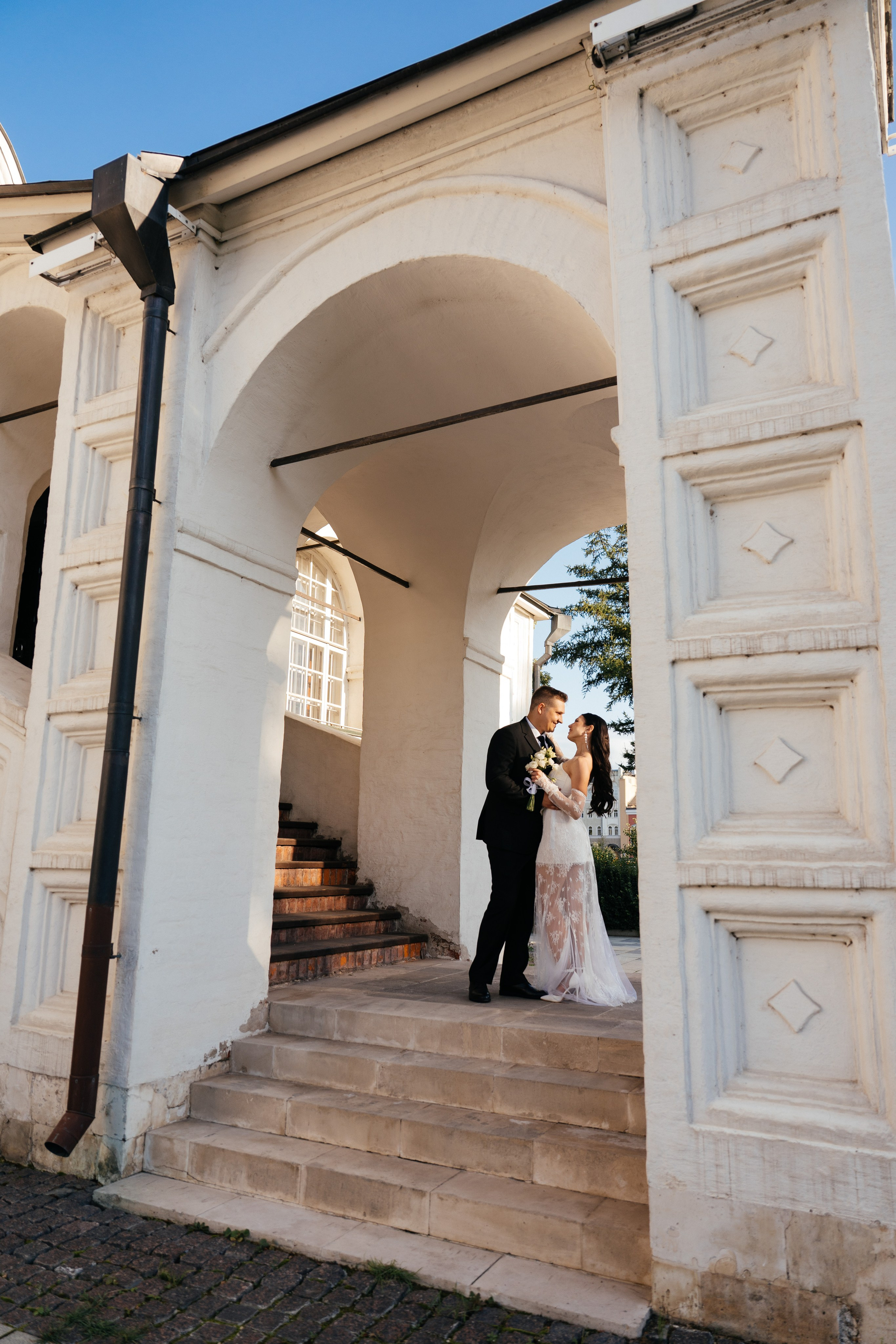 Свадебная фотосессия в Москве у высотки на Котельнической набережной. Свадебный фотограф в Москве Анна Полушина