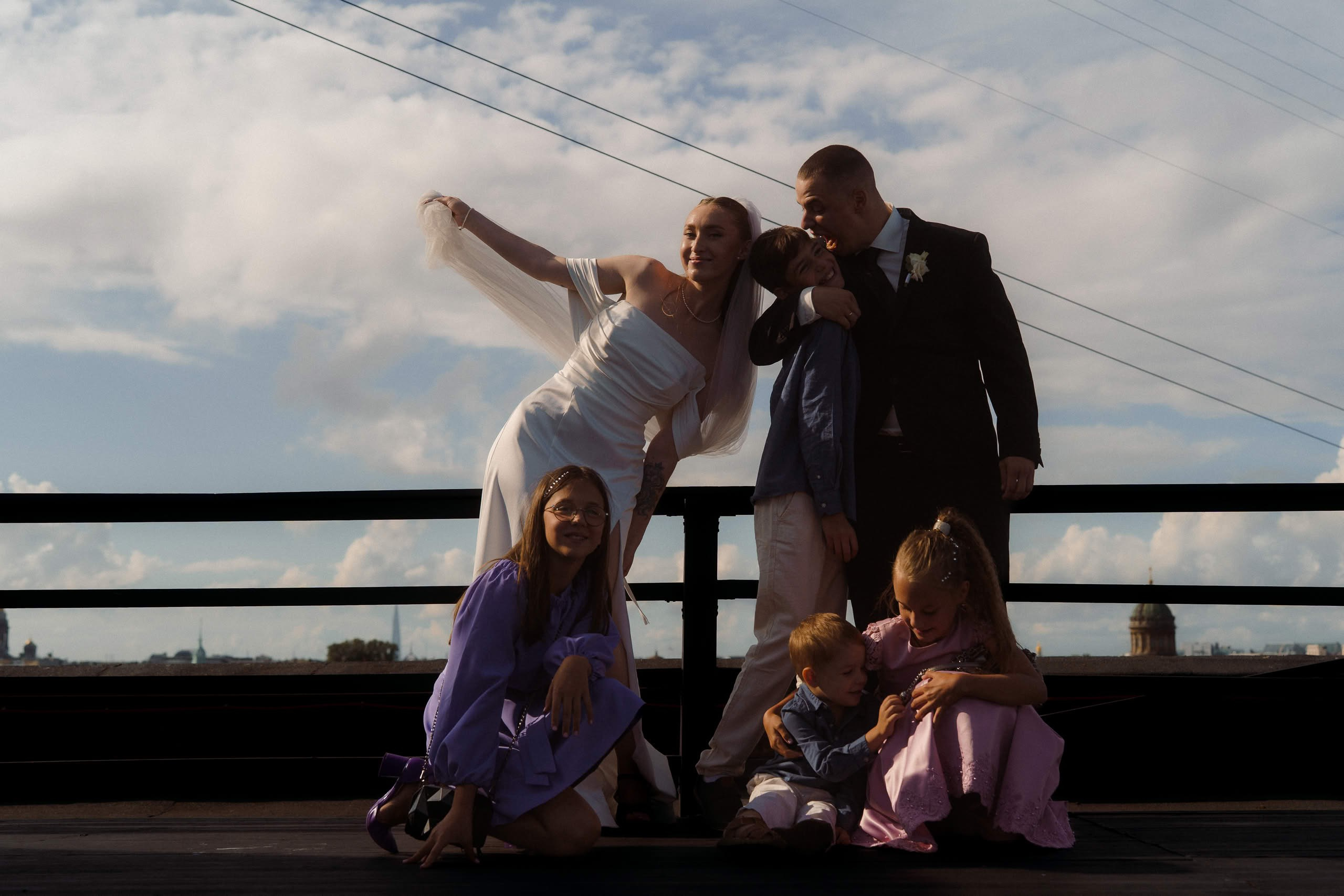Анна и Илья с детьми и гостями на крыше Event Rest — свадебная фотосессия в Петербурге