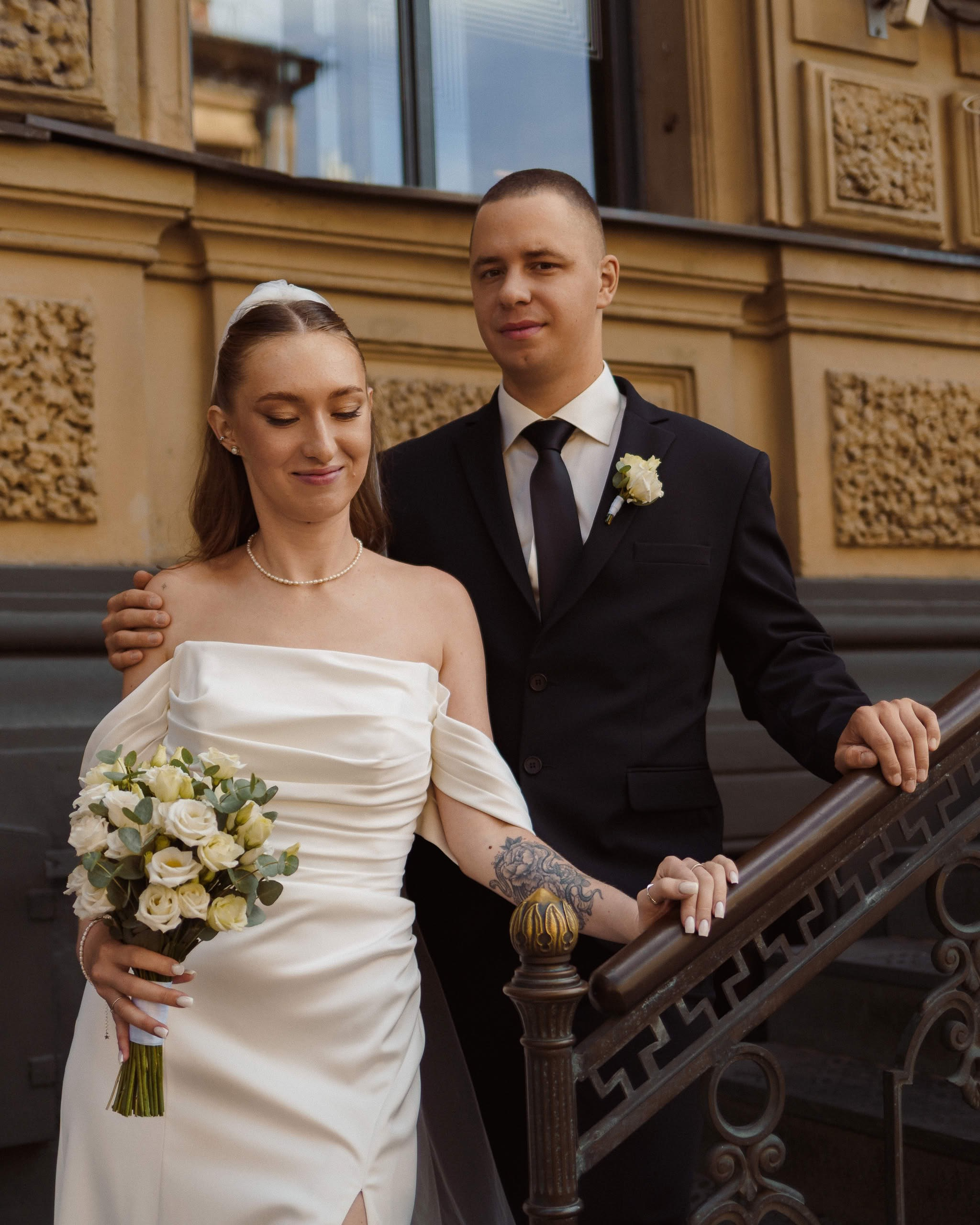 Анна и Илья — портрет у архитектурных деталей Петербурга