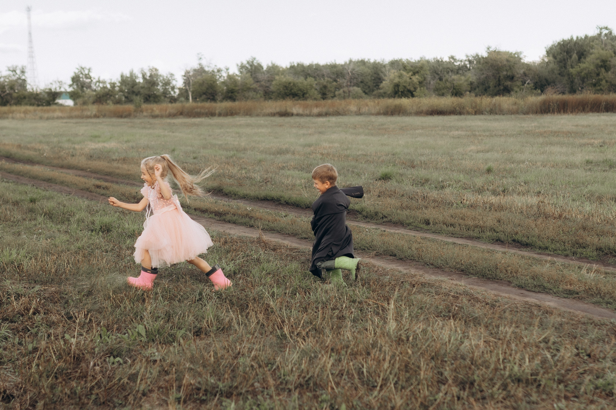 Вика и Миша на сене. Семейный фотограф lifestyle в Новосибирске Елена Шпилевая