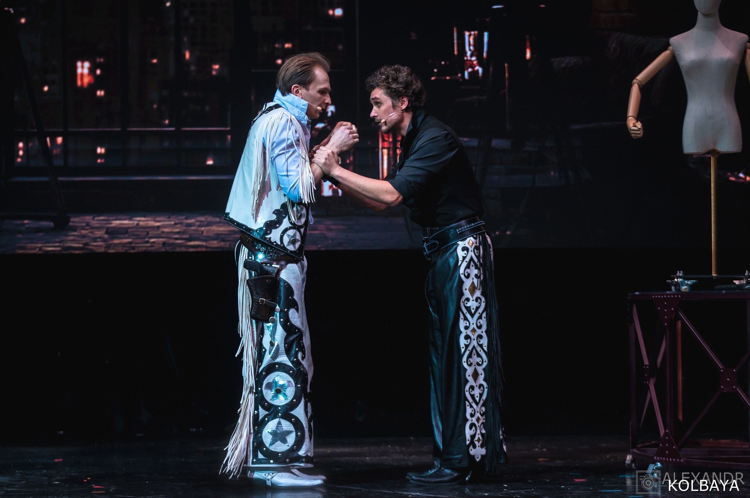 Фотографии со спектакля «Привет, я тетя Чарли». Концертный и театральный репортажный фотограф в Москве Александр Колбая