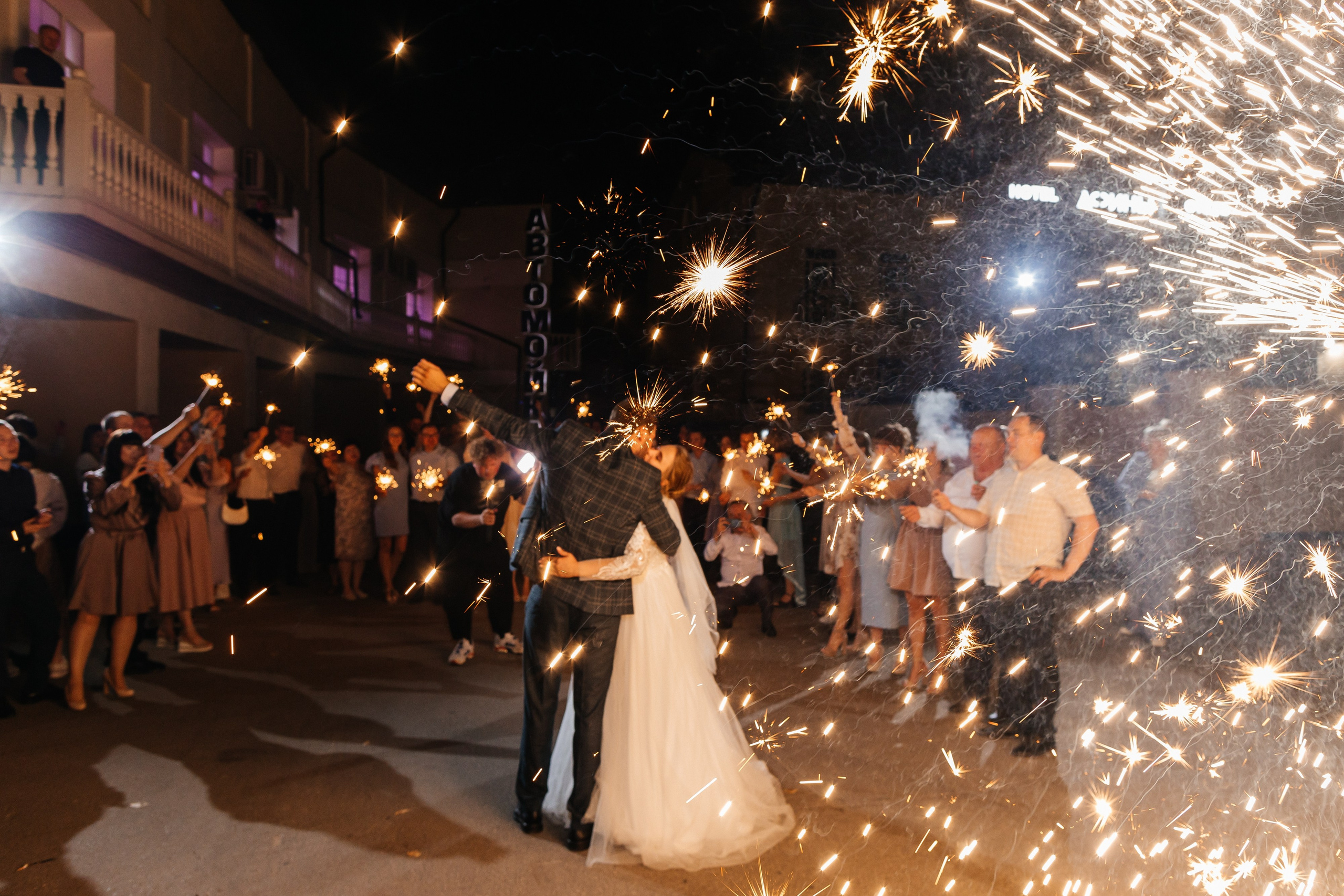 Трогательная выездная церемония в уютном ресторане. Олег Сверчков | Свадебный фотограф Вологда