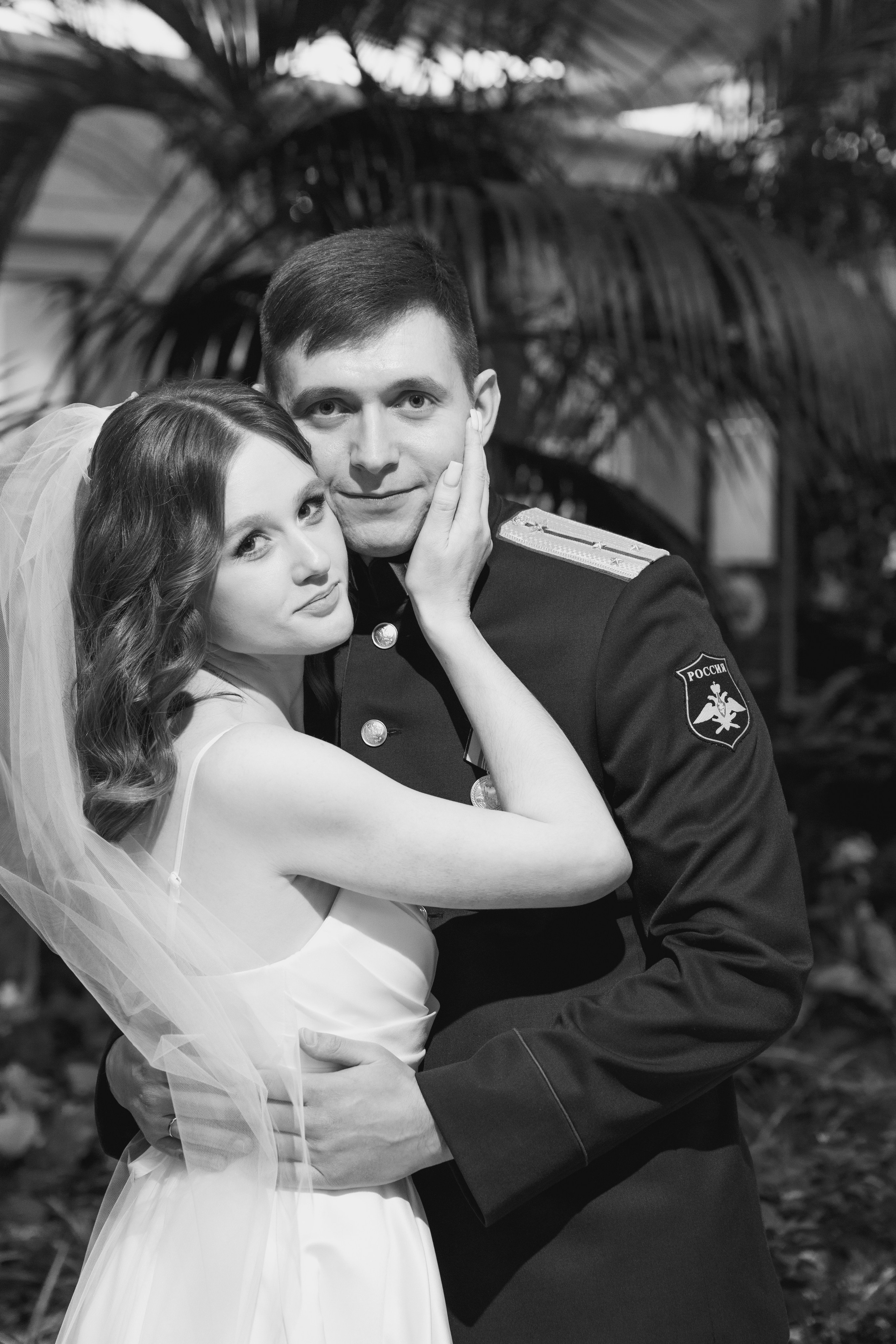 черно белая свадебная фотография где невеста нежно обнимает жениха