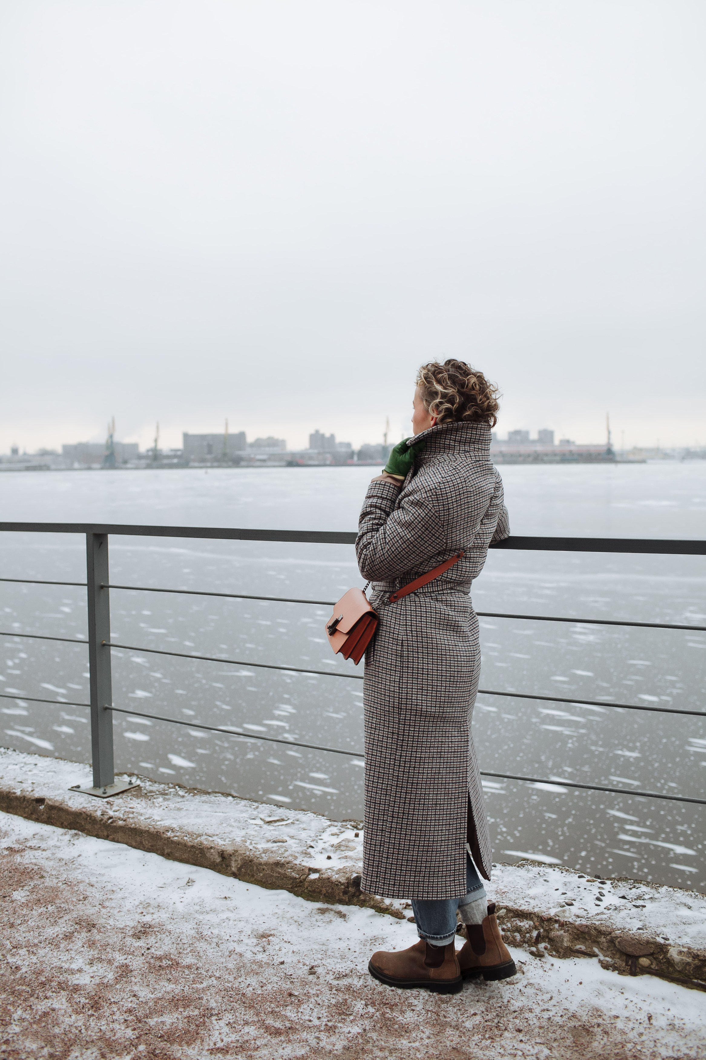 Лена, ноябрьский ветер и залив. Семейный фотограф, свадебный фотограф, женский портрет в Санкт-Петербу
