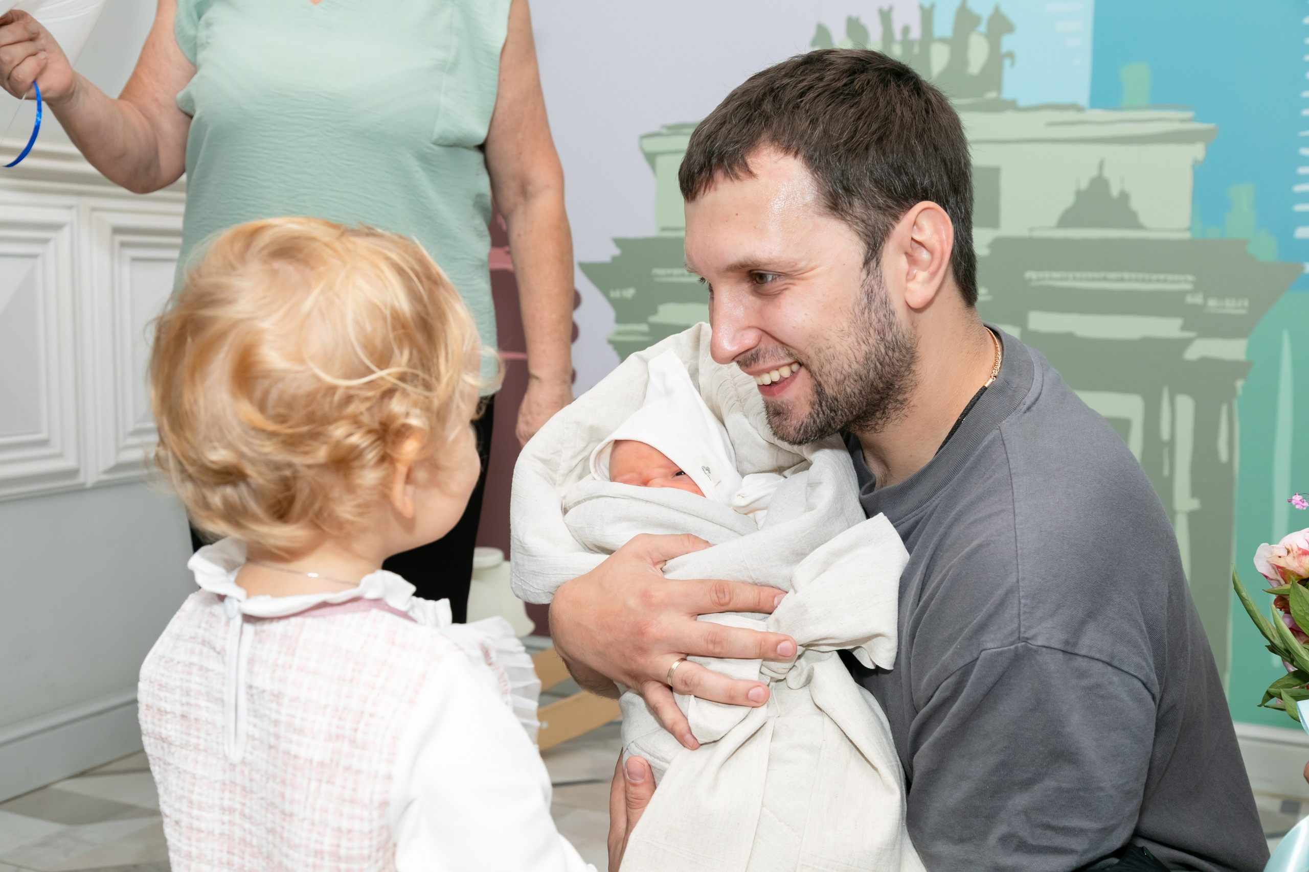 Съемка выписки из роддома 7 ГКБ Юдино Москва. Фотосъемка выписки из роддома в Москве, заказать фотографа на выписку ньюборн съемка в роддоме newborn фотограф в Юдино