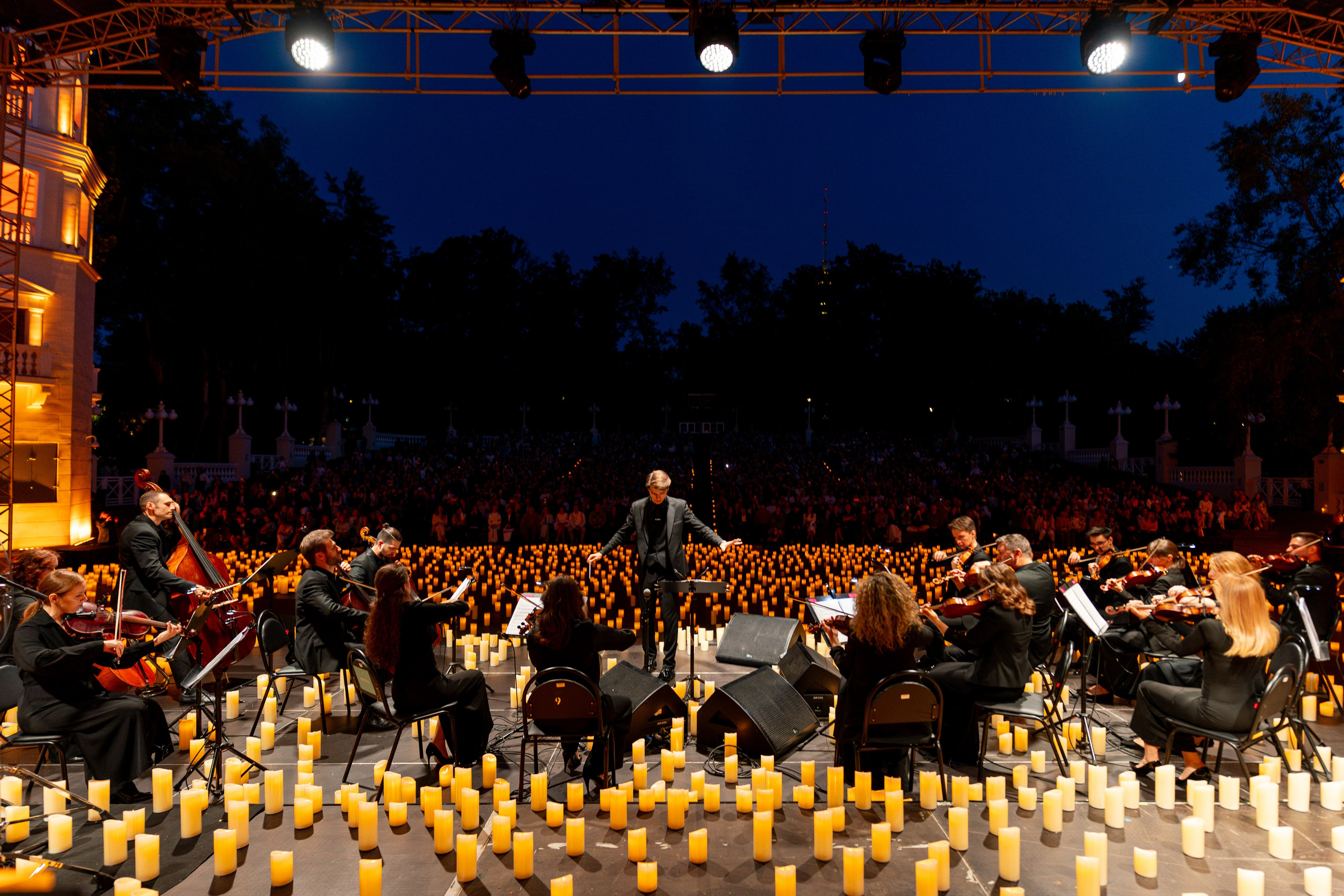 Симфонический оркестр Lumisfera при свечах. Фотограф Никита Комаров