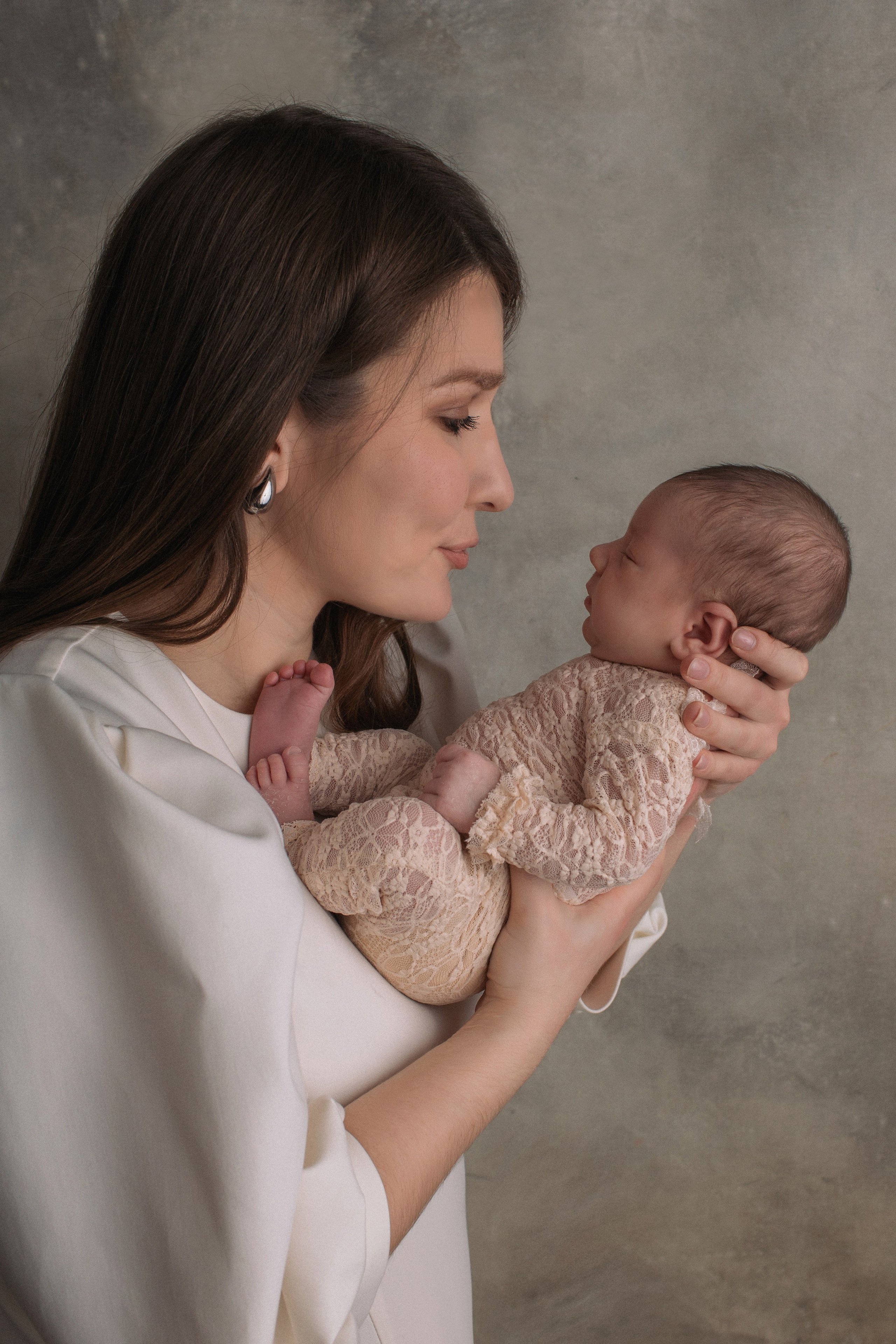 Семейная фотосессия с малышами. Фотостудия для новорожденных и малышей в Твери — На ручки