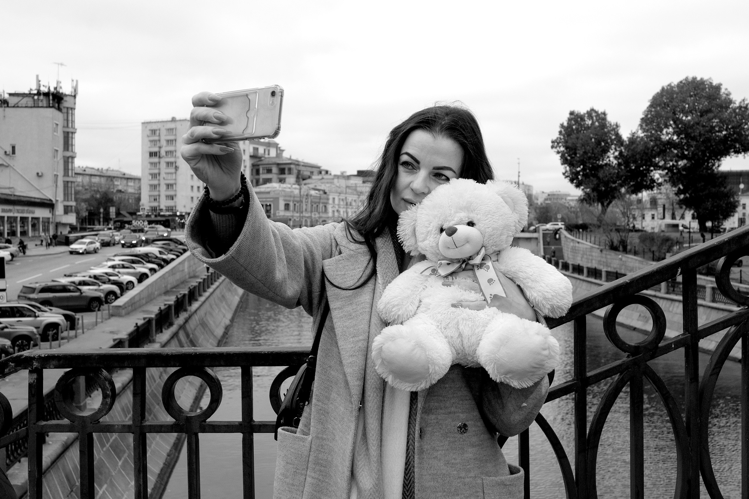 Фотосессия с игрушкой. Плюшевый медведь. Женская фотосессия, прогулка по городу.Фотосессия в Москве. Девушка с игрушкой