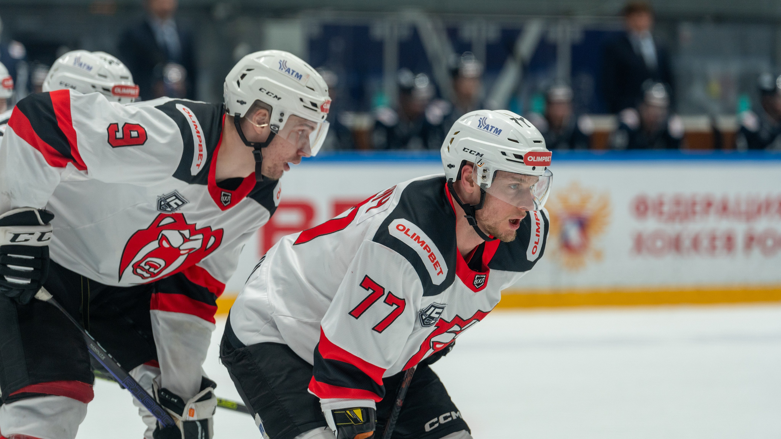 Игроки «Молота» готовятся к вбрасыванию в матче против «Динамо» в Санкт-Петербурге. Репортажная спортивная фотосъёмка.